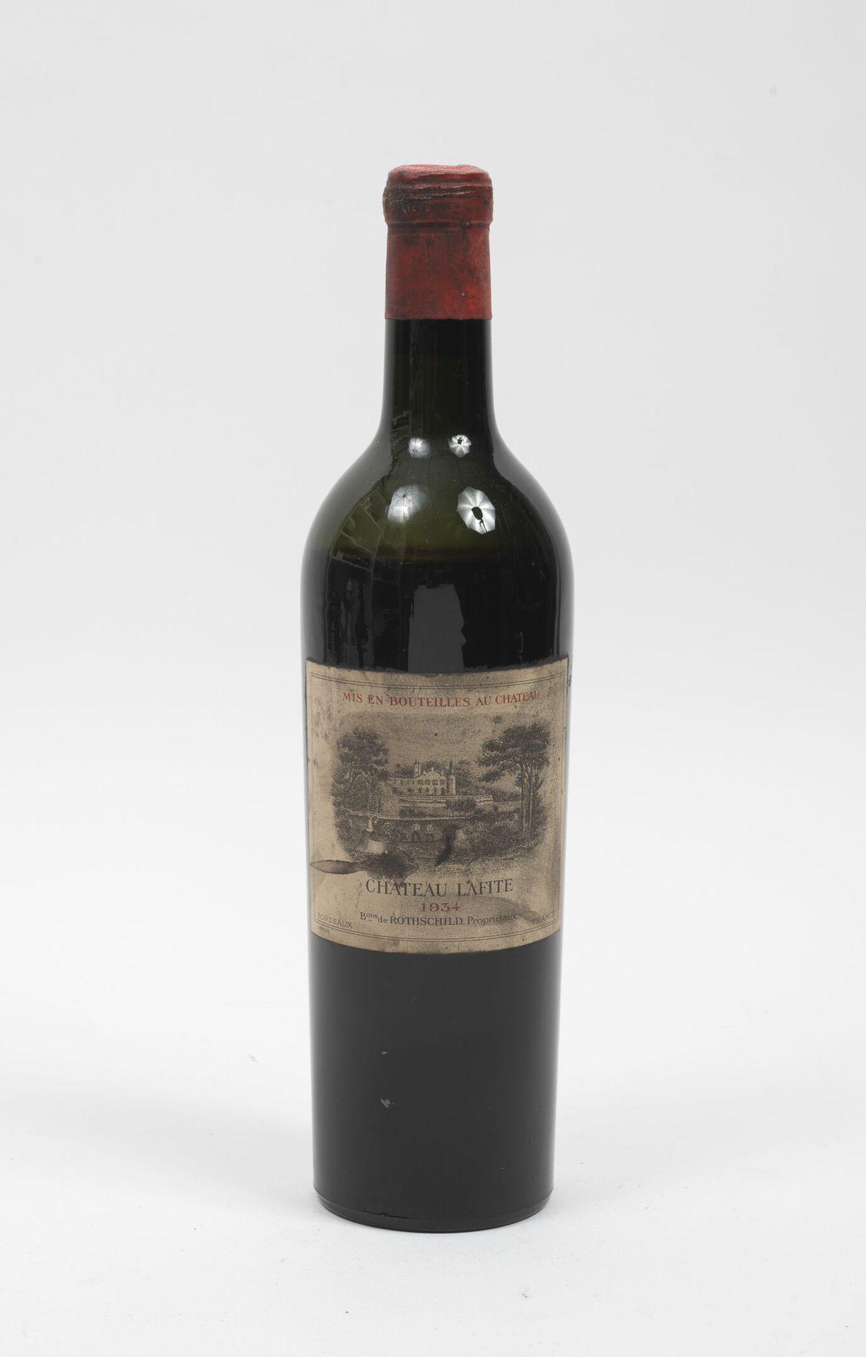 Château Lafite 1 botella, 1934.

Nivel de hombro bajo - escurrido.

Hendiduras y&hellip;