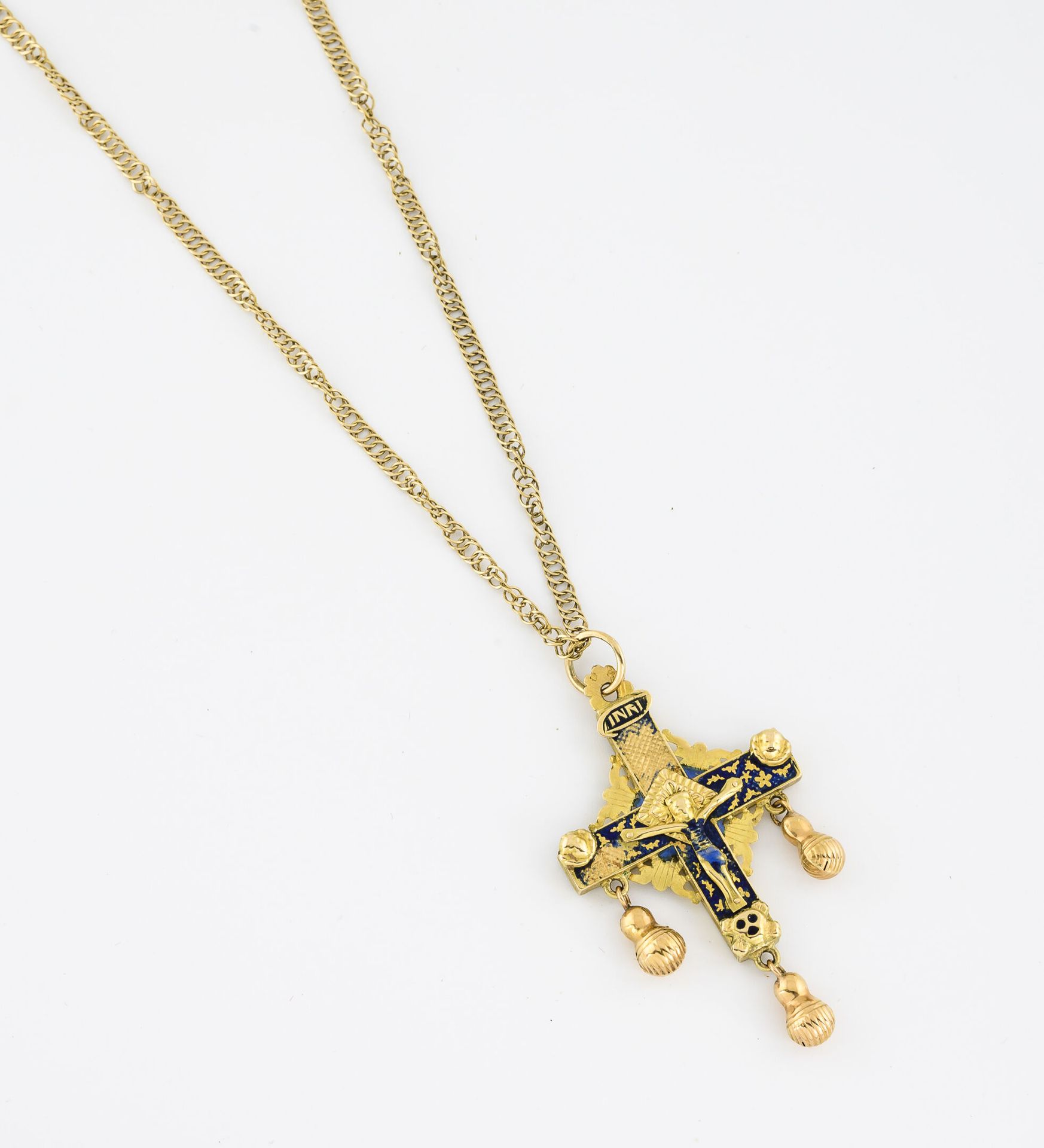 Null 黄金(750)链条，上面有一个黄金(750)和多色珐琅的区域十字架，上面有凸起的区域。

弹簧环扣。

十字架上有金匠的印记[E.P.]和1809-1&hellip;