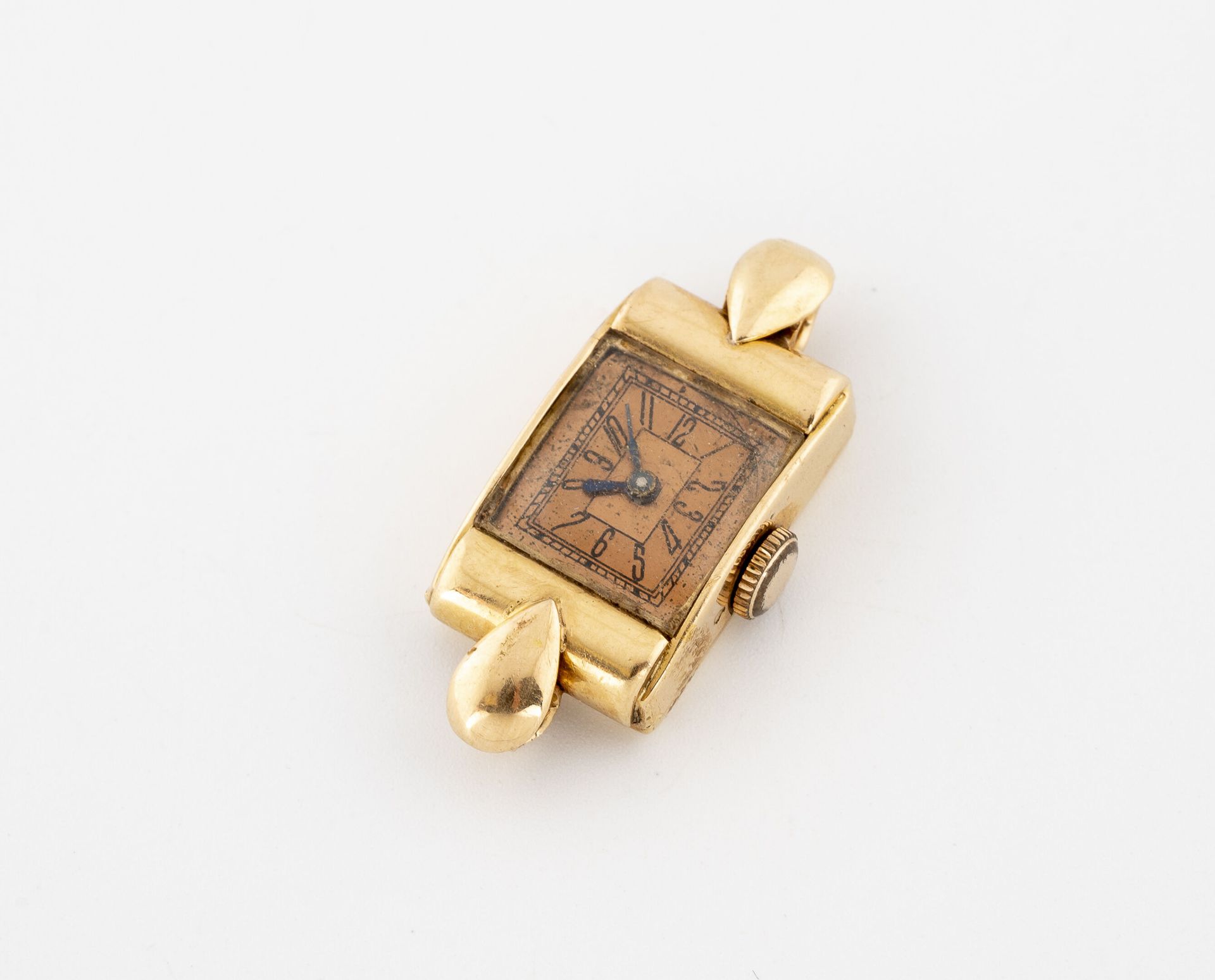 Null 长方形黄金（750）腕表表壳。

表盘以铜为底，以阿拉伯数字显示小时。

机械机芯，手动上链。

削尖了背。

毛重：10.6克。- 尺寸：20 x &hellip;