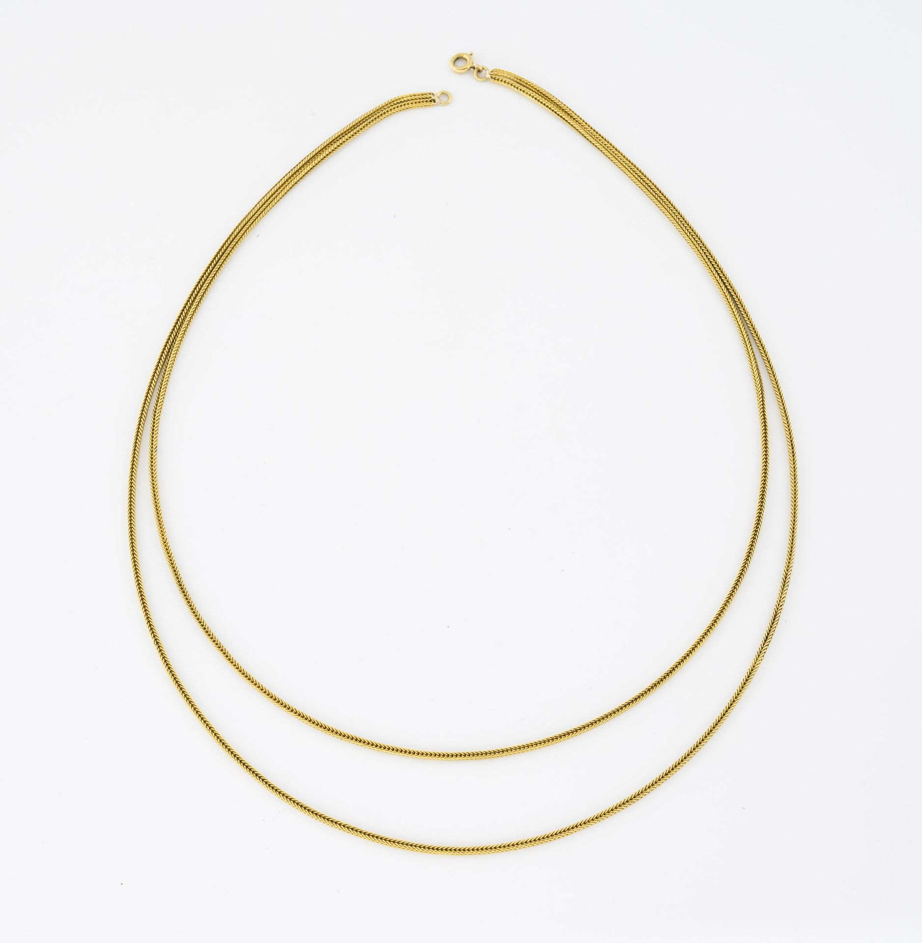 Null 黄金（750）项链，有两行辫子网。

弹簧环扣。

重量：13克。- 长度：44厘米。