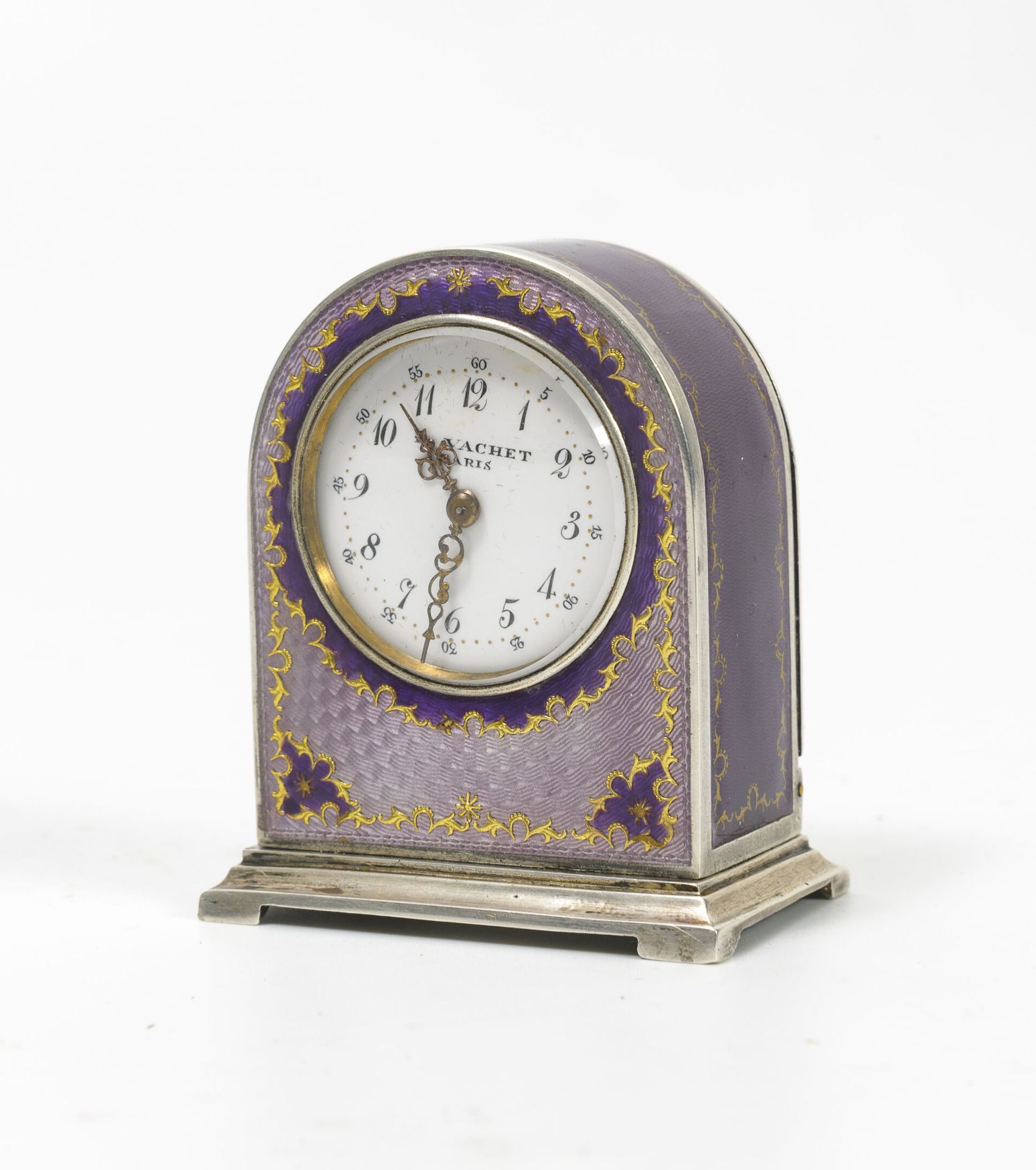 VACHET, Paris 
银制（800年以下）和紫罗兰和丁香色珐琅台钟，玑镂图案，带镀金装饰。




白色珐琅表盘，签名，小时和分钟为阿拉伯数字，分钟为金&hellip;