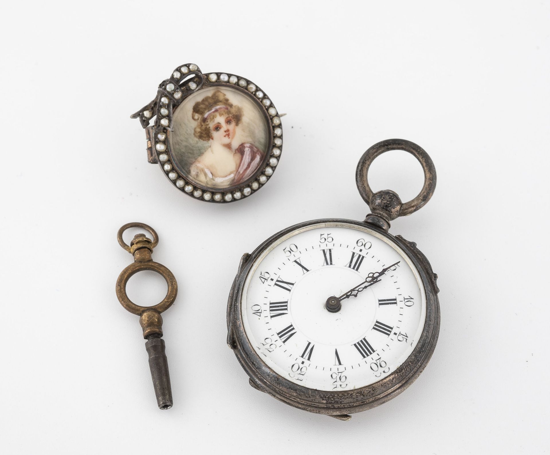 Null Lotto composto da : 

- Un orologio da collo in argento (min.800)

Quadrant&hellip;
