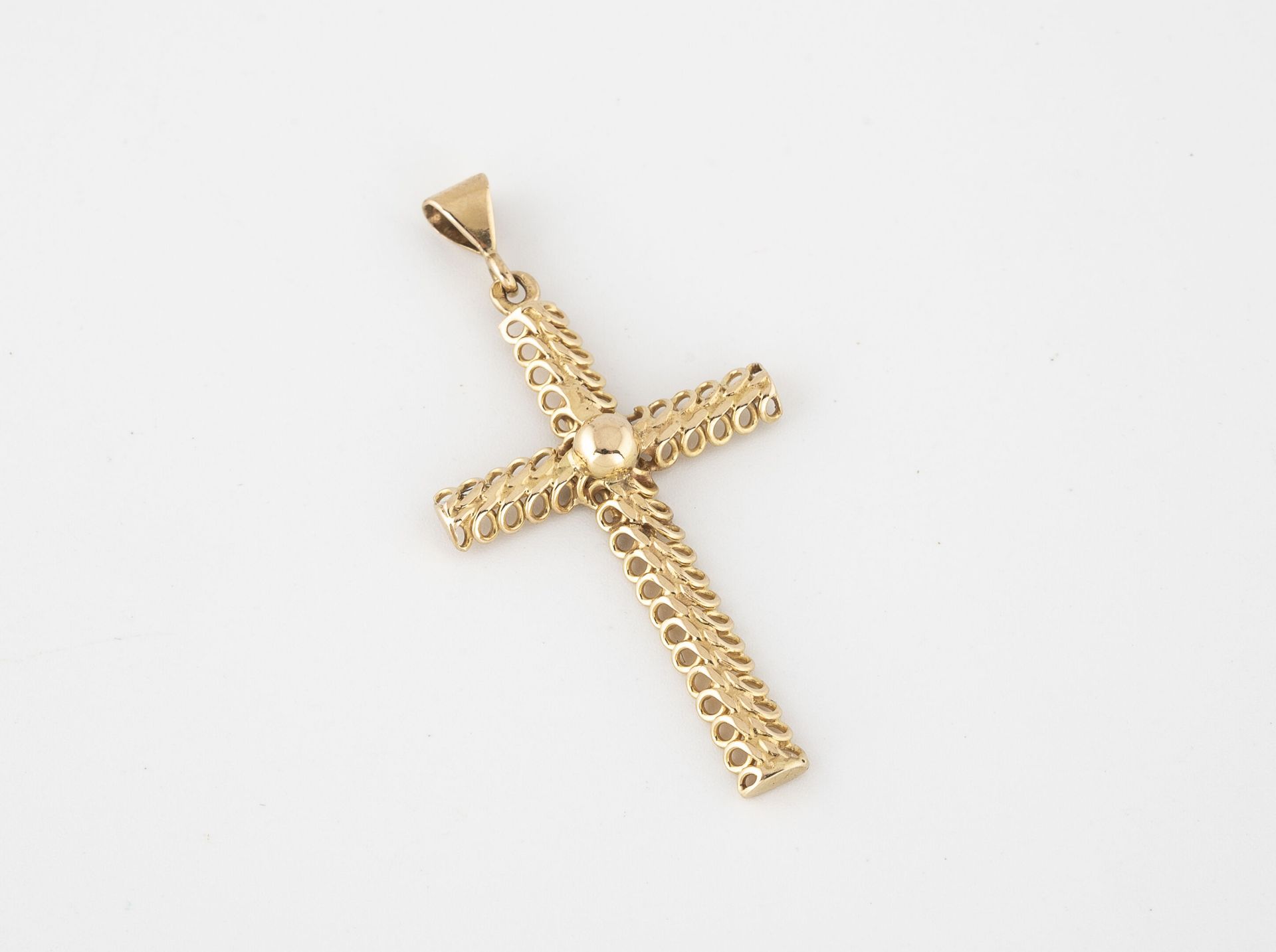 Null 黄金(750)镂空十字架。

重量：3.6克。- 高度：4厘米。