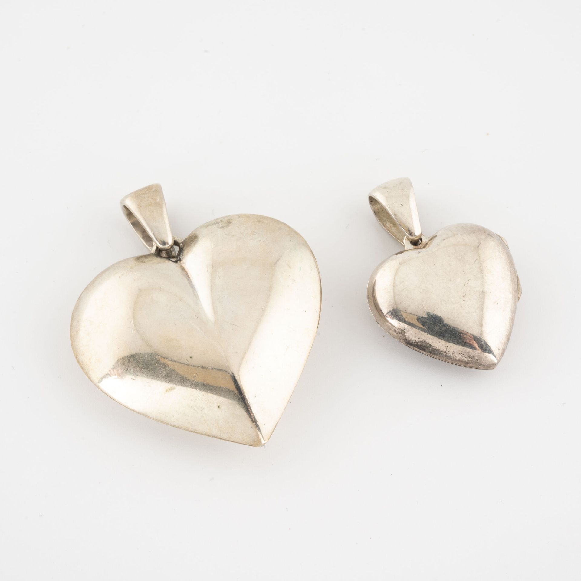 Null Lot de deux pendentifs en argent (min.800) en forme de coeur, dont l'un por&hellip;