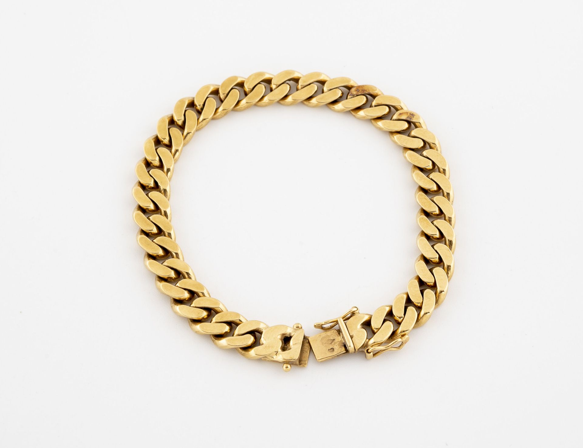 Null Yellow gold (750) bracelet with flat curb chain. 

Ratchet clasp with doubl&hellip;