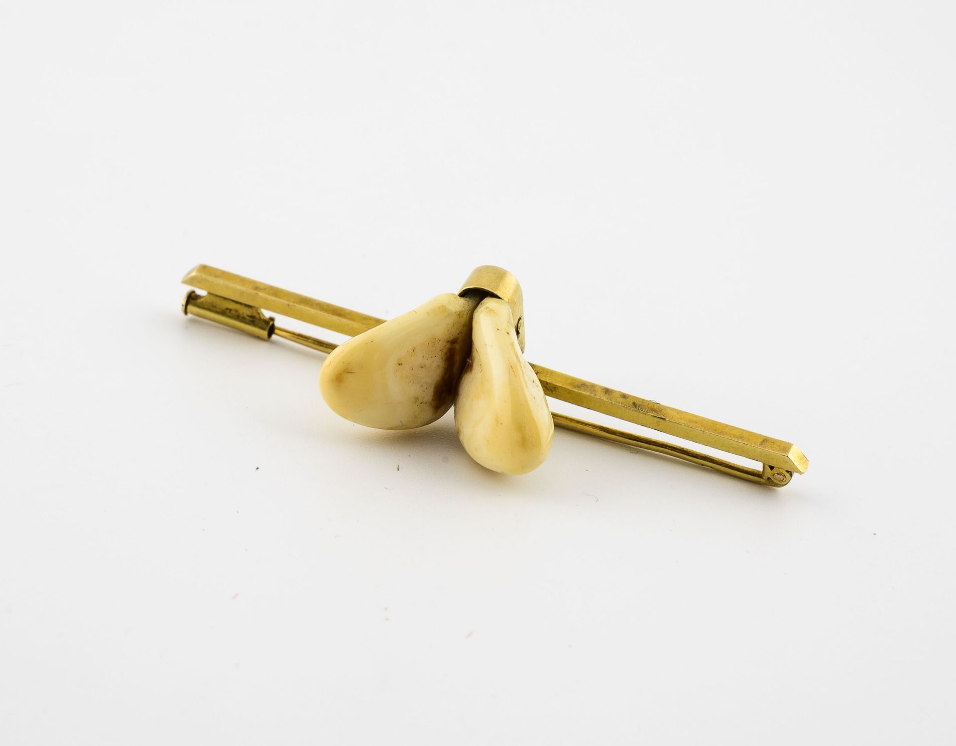 Null 黄金（750）船员胸针；黄金（750）胸针上有两颗鹿牙。

毛重：6.4克。- 长度：5.5厘米。 

磨损，使用时有划痕，牙齿晃动。