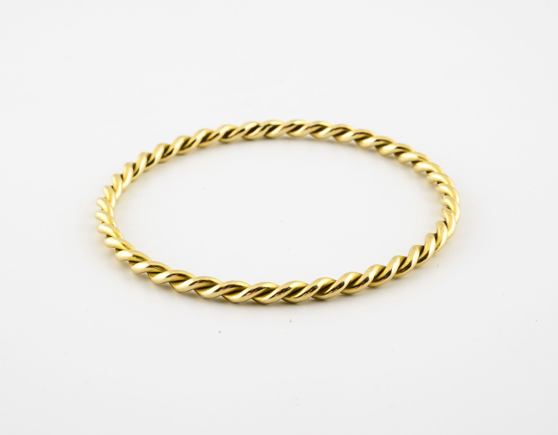 Null Yellow gold (750) twisted bangle bracelet.

Weight : 19.5 g. - Wrist size :&hellip;