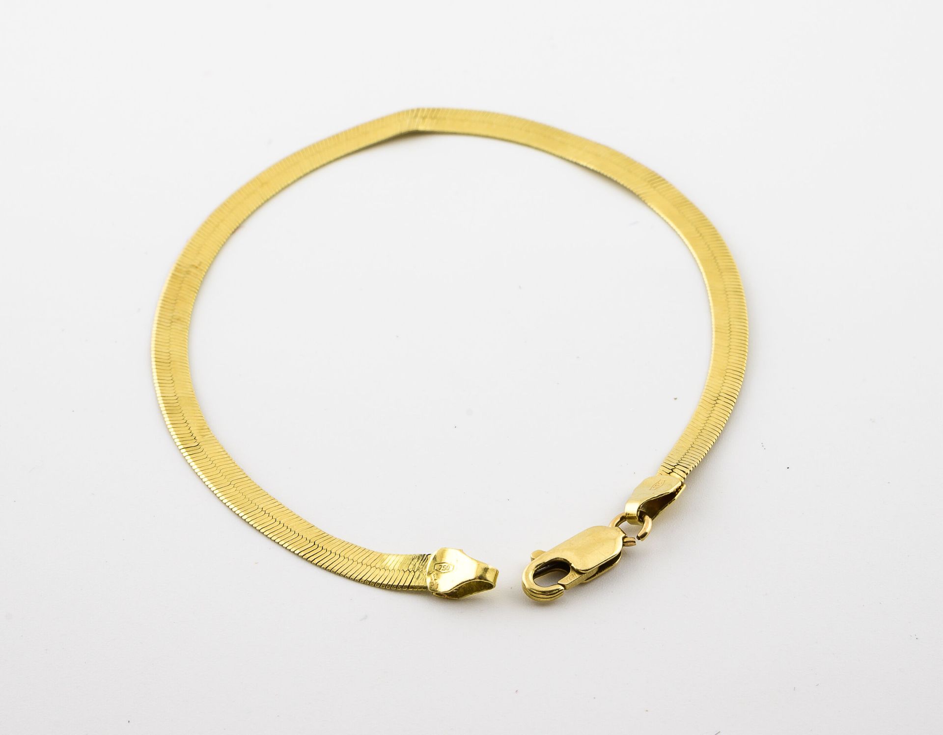 Null Yellow gold (750) bracelet with flat flexible mesh. 

Clasp.

Weight : 4.5 &hellip;