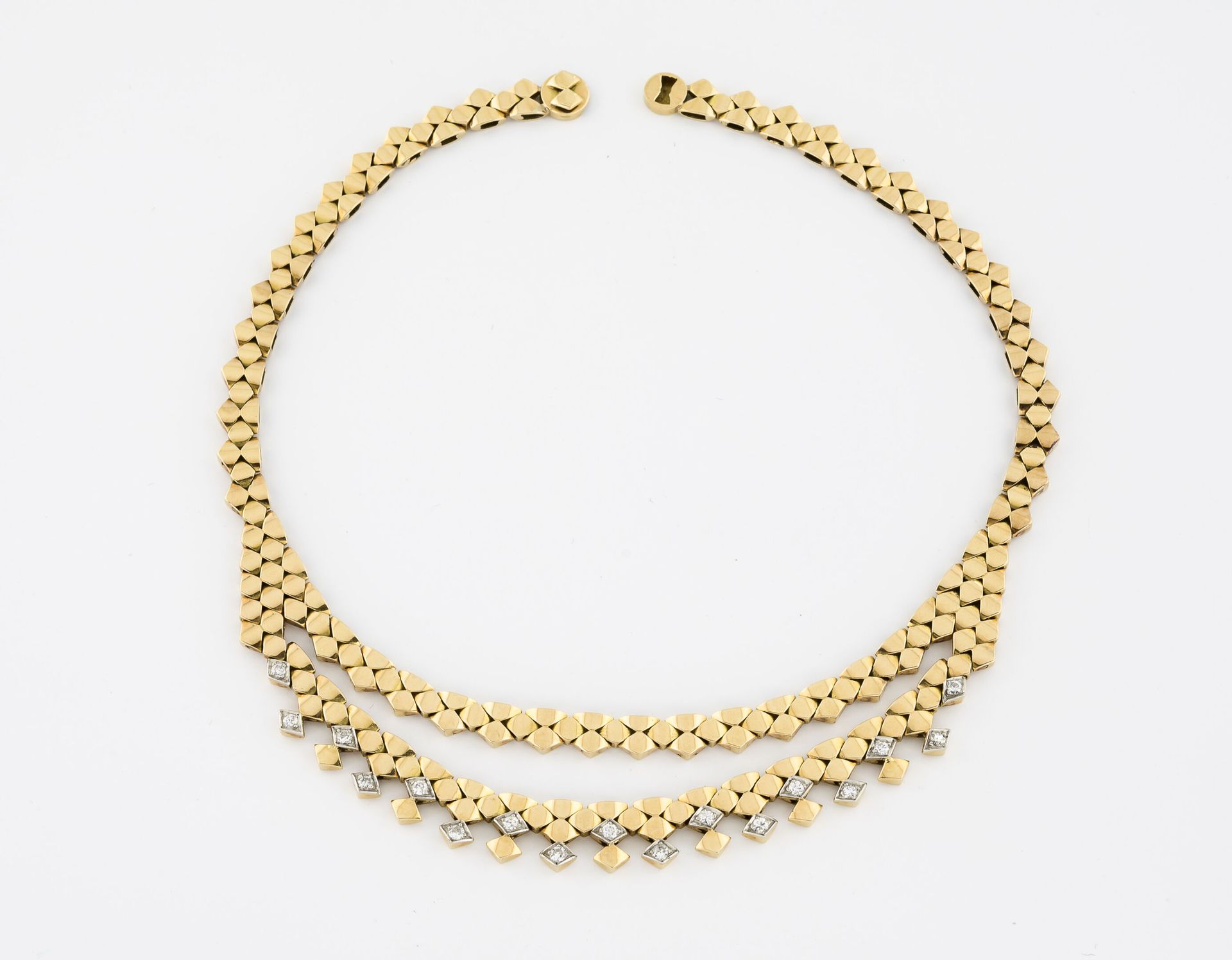 Null Halskette aus Gelbgold (750) und Platin (850) mit zwei Reihen gegliederter,&hellip;