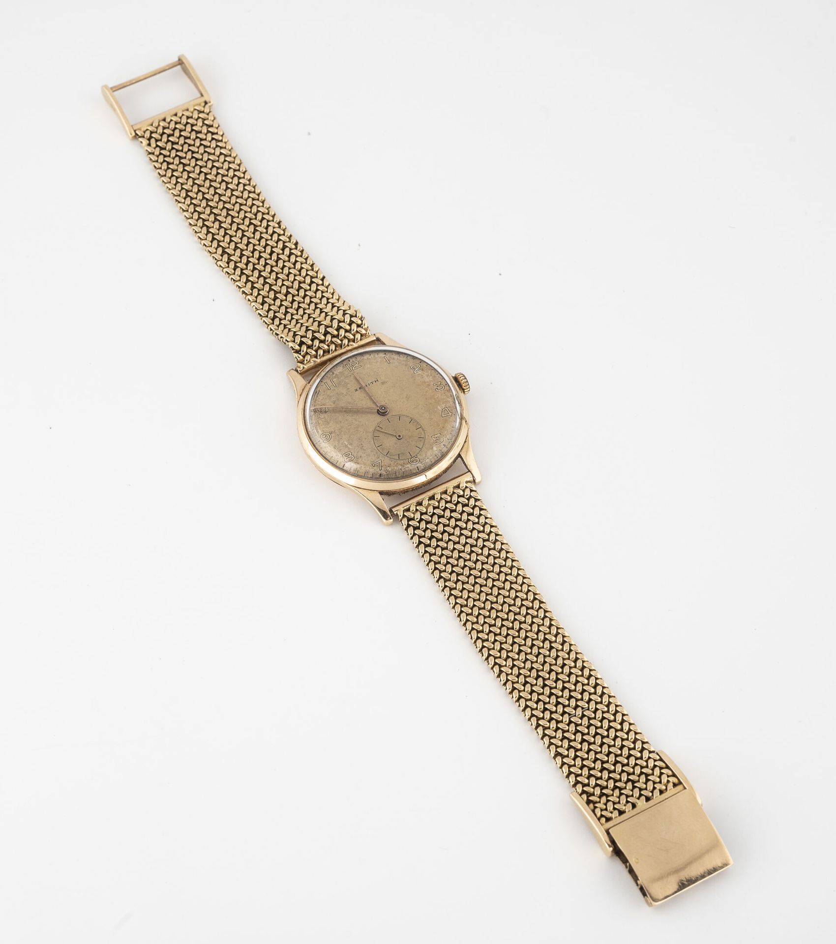 ZENITH 黄金男士腕表（750）。

圆形的箱子。

金色背景的表盘，签名，阿拉伯数字的小时。

秒针位于6点钟方向。

手动上链机械机芯，签名和编号为37&hellip;
