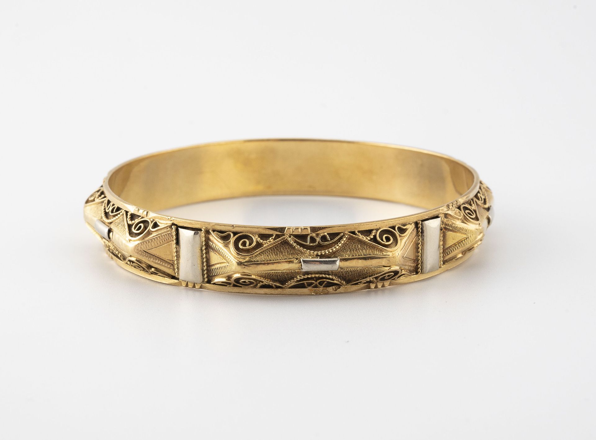 Null Bracelet in yellow and white gold (750) with filigree pattern. 

Weight : 2&hellip;