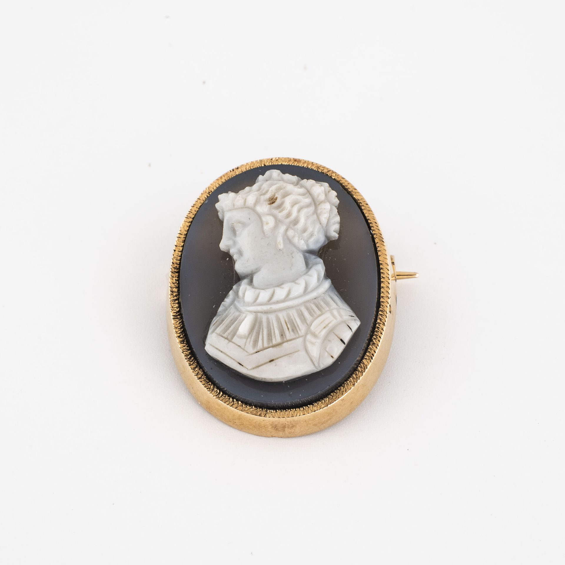 Null 黄金（750）胸针，玛瑙上的浮雕是一个梳着发髻的女人的轮廓，并有一条珍珠项链。

黄K金（750）针。

毛重：12.2克。- 高度：3厘米。

磨损&hellip;