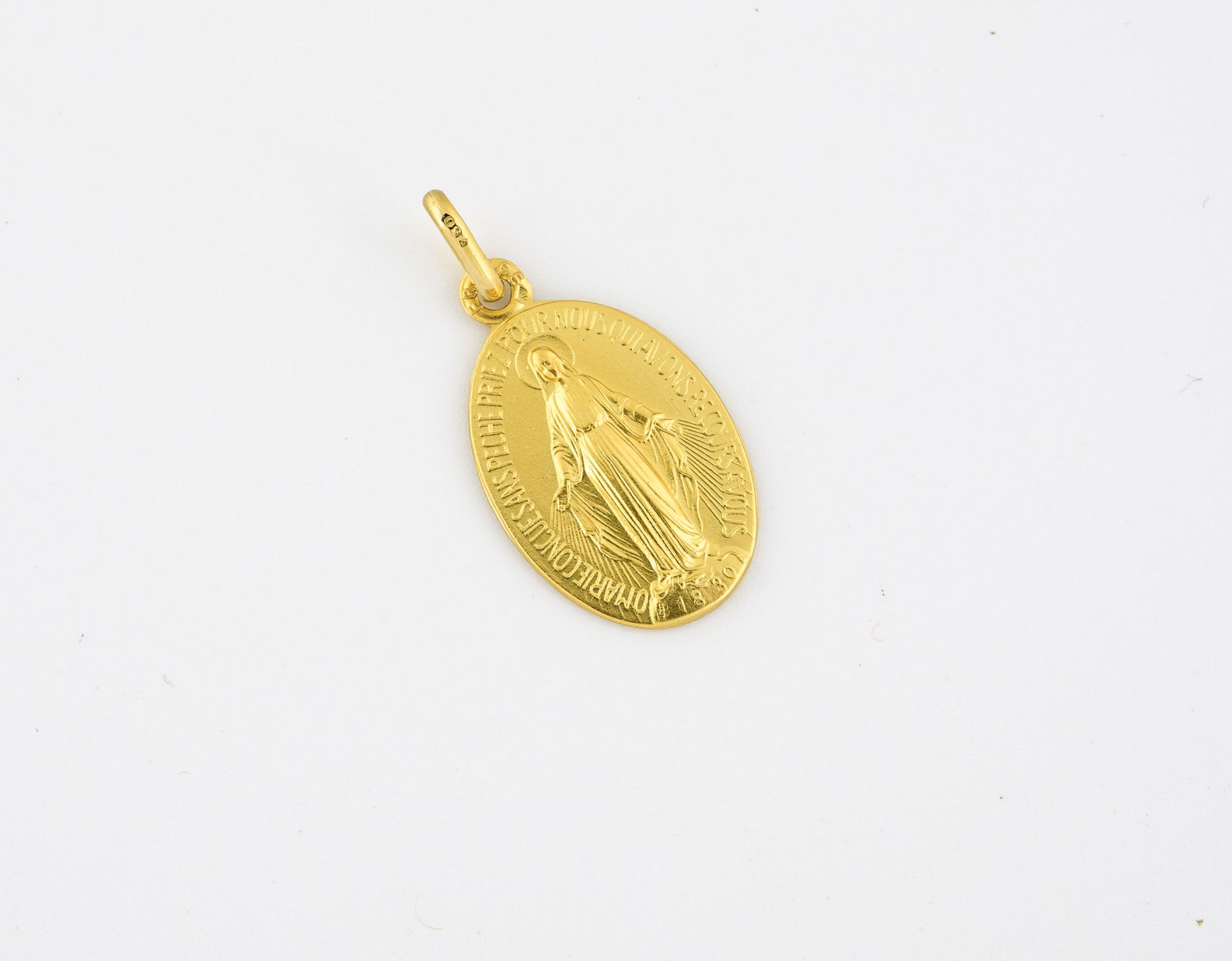 Null Petite médaille miraculeuse en or jaune (750).

Poids : 2.3 g.