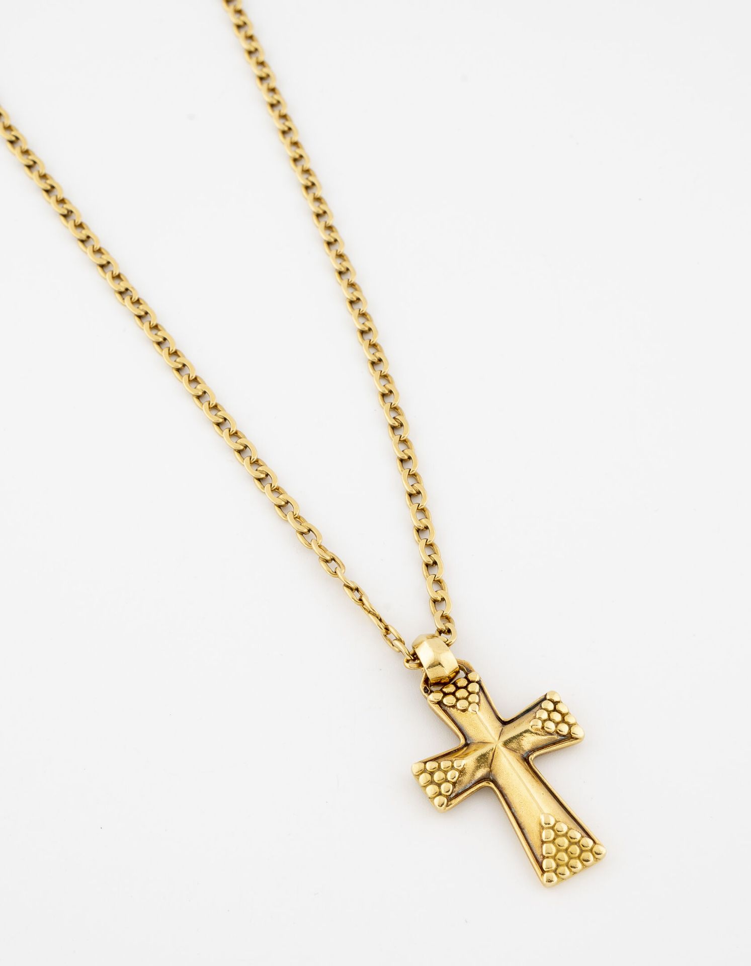 Null 黄金（750）豆形颈链，黄金（750）十字架吊坠。

总重量：35.4克。 - 链条长度：68厘米。
