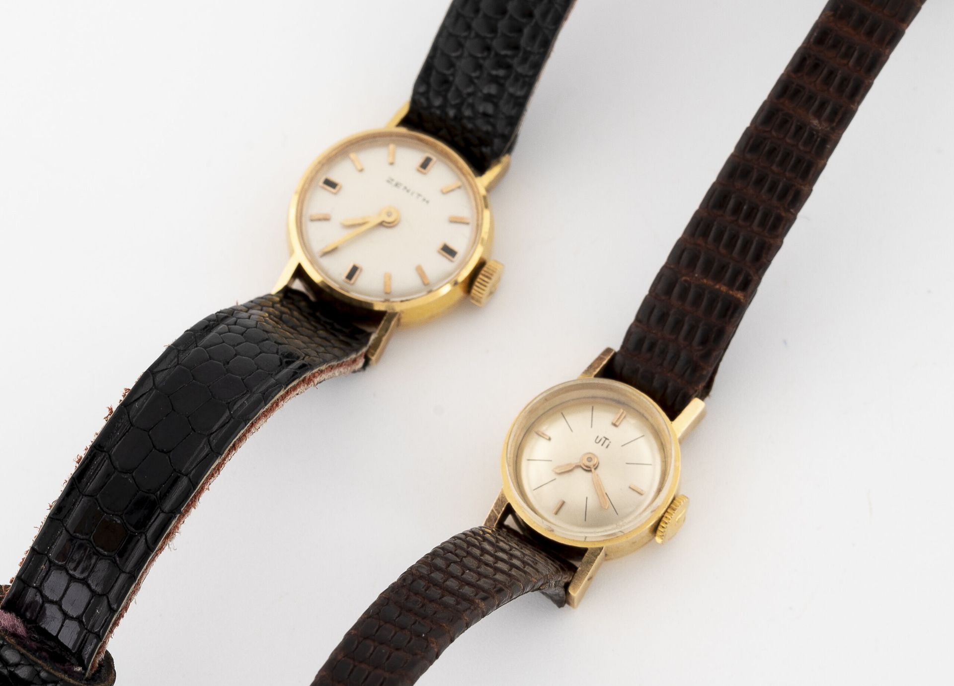 ZENITH & UTI 一套两块女式手表。

黄金（750）圆形表壳。

表盘背面经缎面磨砂处理，签名为ZENITH ET UTI。

手动上链的机械机芯。
&hellip;