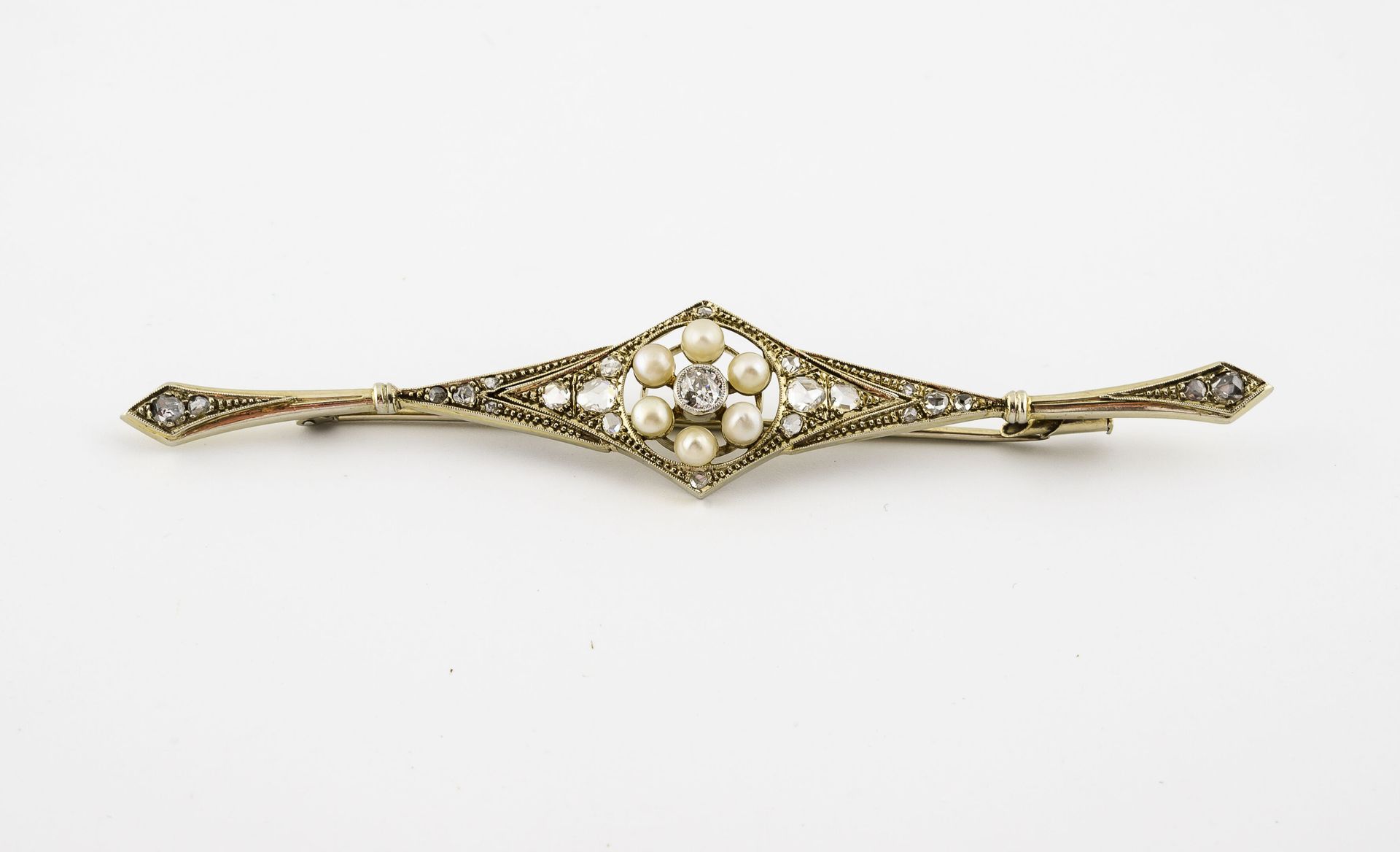 Null 一枚黄金（750）和铂金（850）的胸针，其中心是一个镶有小颗白色养殖珍珠的花瓣图案。

围绕着玫瑰式切割或老式切割的钻石，采用封闭式或颗粒式镶嵌。
&hellip;