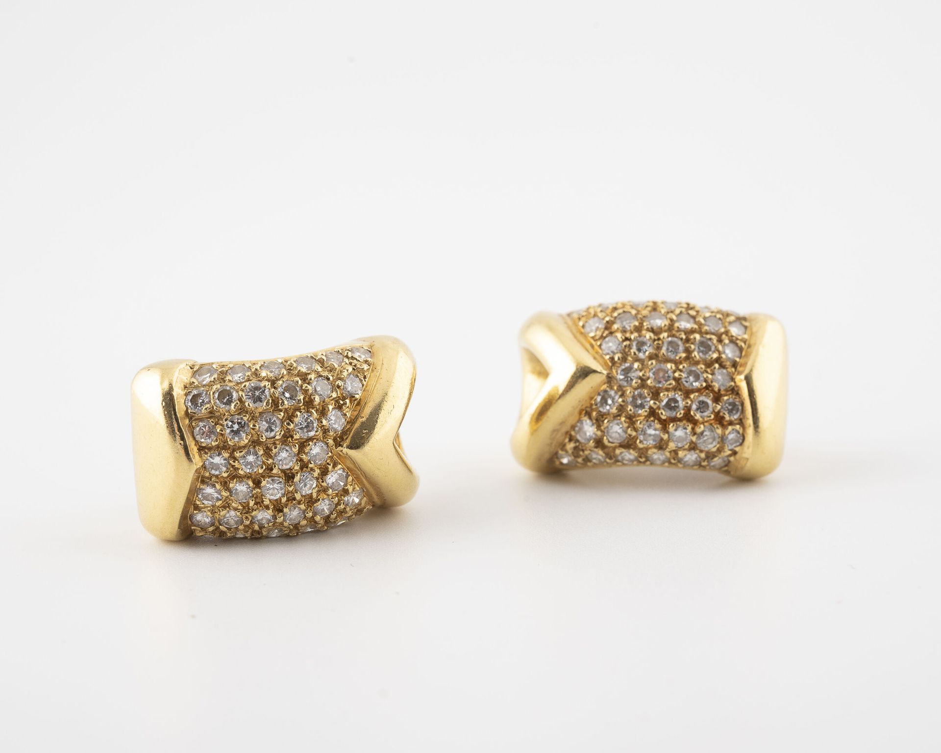 Null 黄金（750）一对耳环，镶嵌小型明亮式切割钻石。

用于穿耳的系统。 

总毛重：25.7克。 

刮伤。