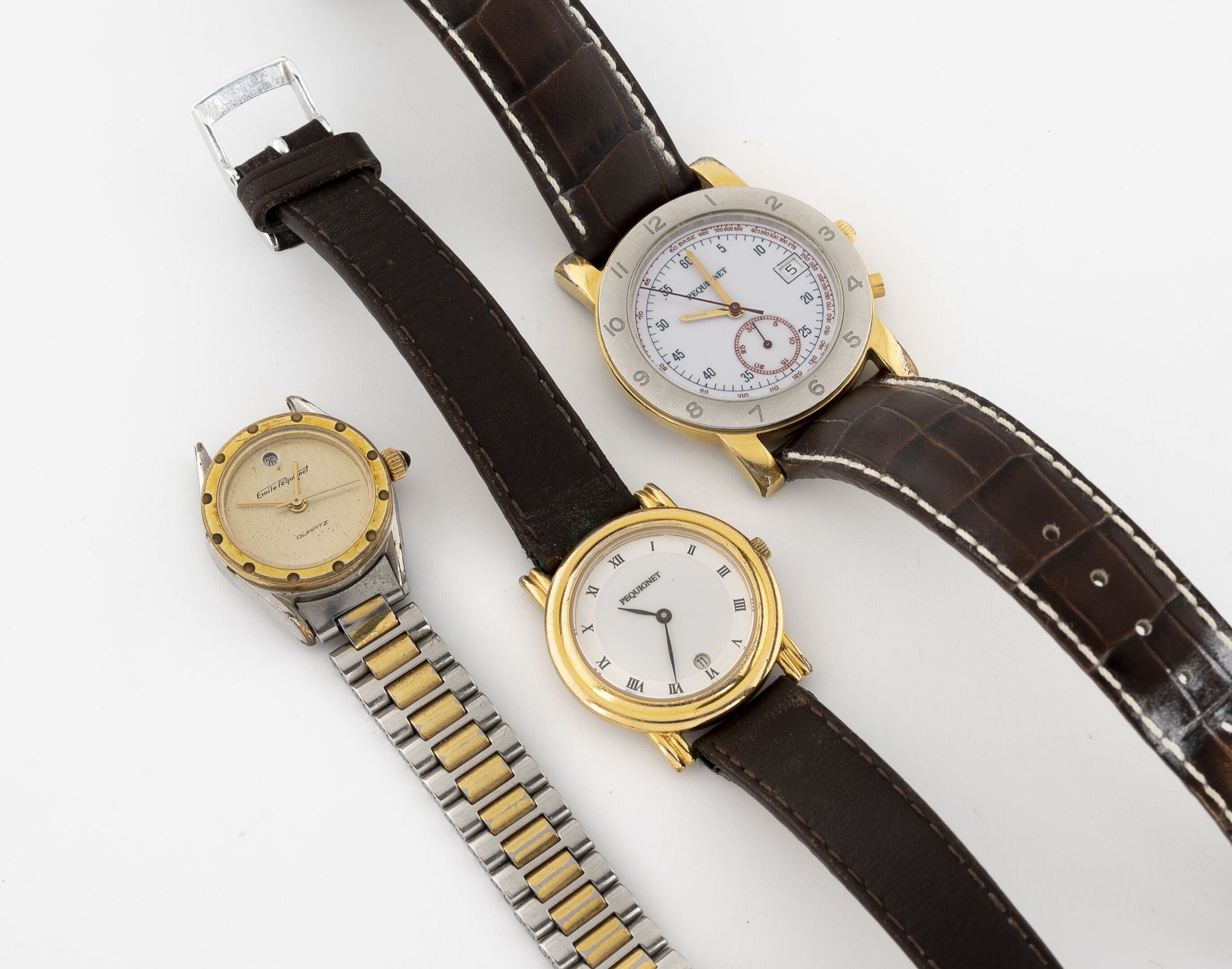 EMILE PEQUIGNET 一套三只腕表。

白色或金色珐琅表盘，有签名。

石英机芯。

钢带或皮带。

一条手链损坏，需要重新接上，使用时有划痕。