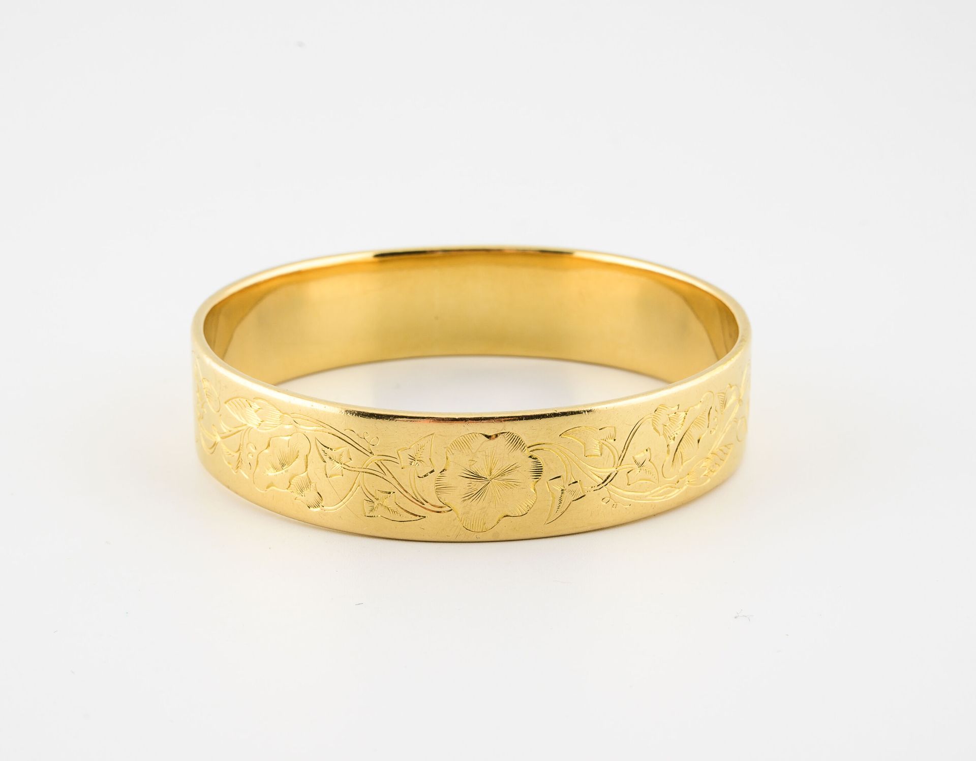 Null Bracelet jonc plat en or jaune (750) à décor gravé floral. 

Poids : 91.1g &hellip;