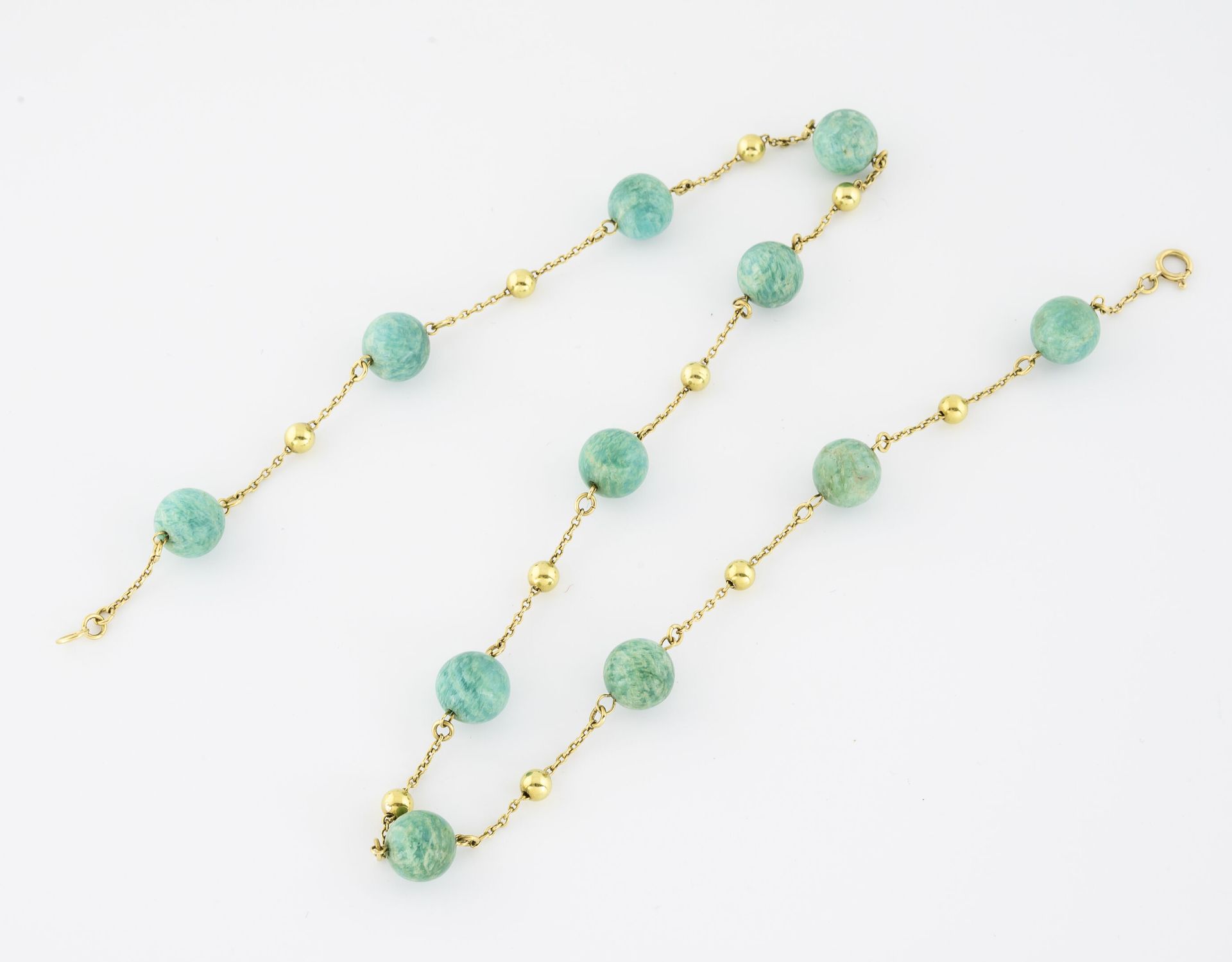 Null Yellow gold (750) necklace with amazonite beads. 

Spring ring clasp.

Gros&hellip;