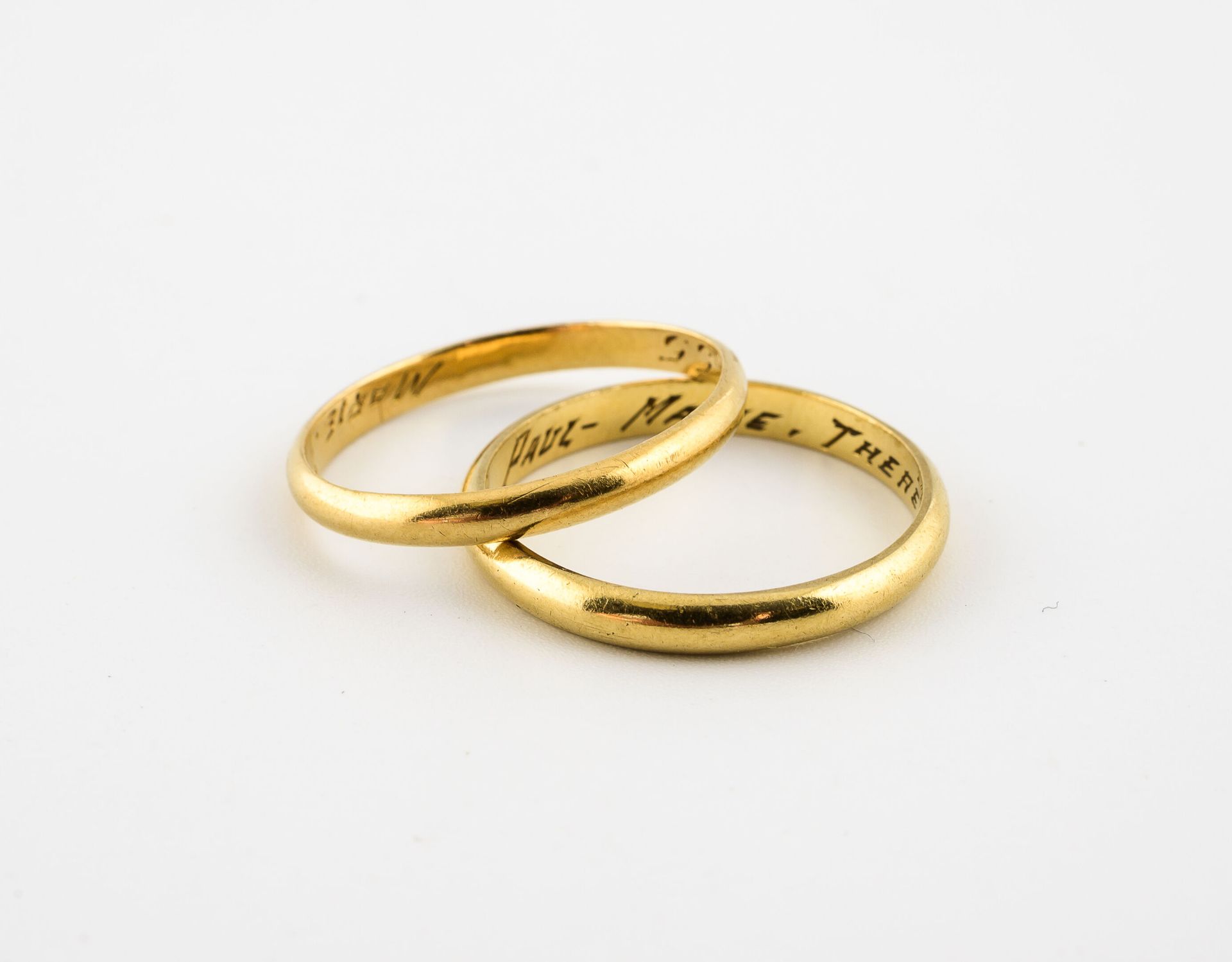 Null 一套两个黄金（750）结婚戒指。

总重量：3.8克。- 手指大小：53和55.5。

因使用而产生的划痕。