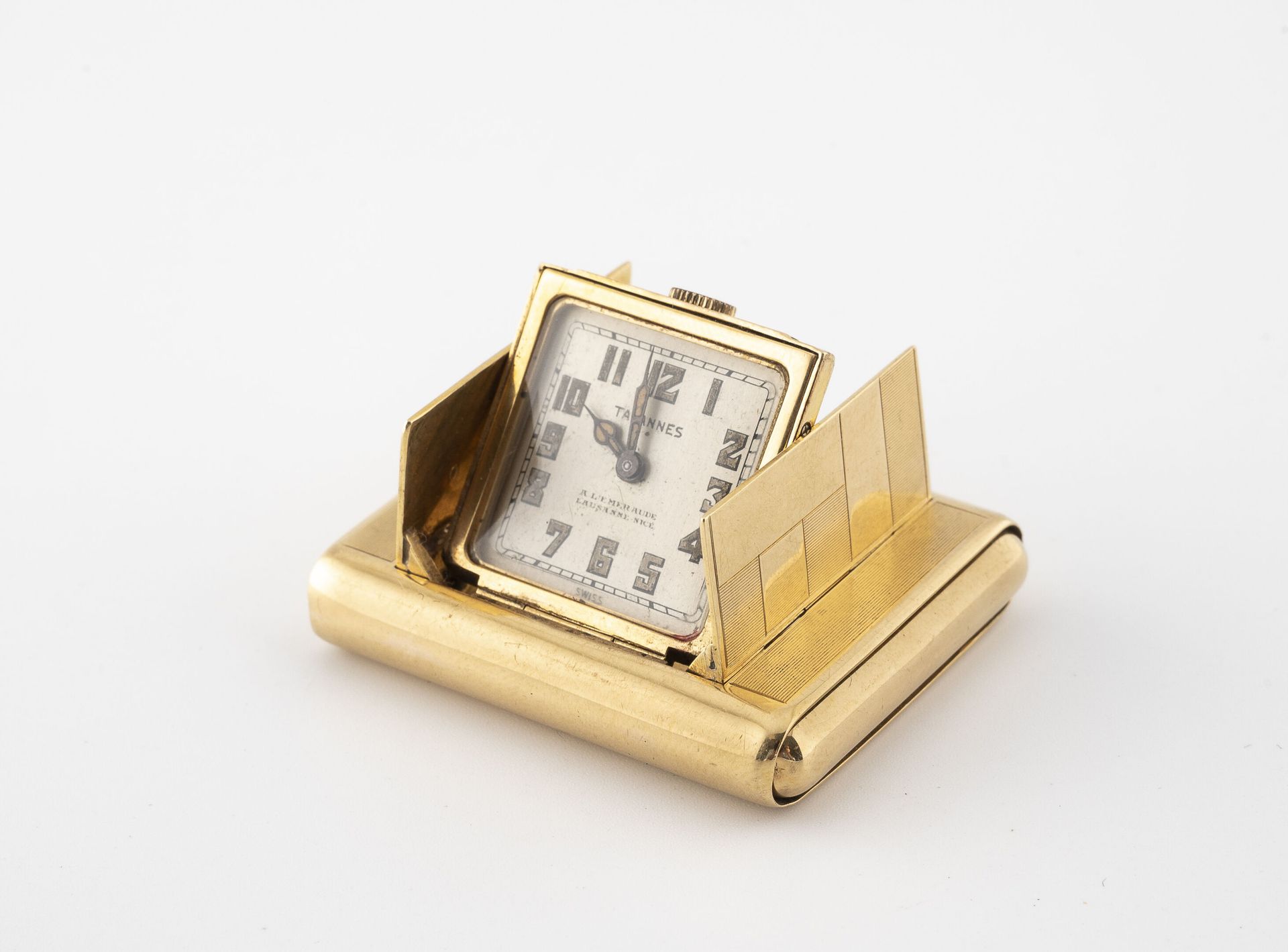 TAVANNES 长方形黄金（750）表，装饰有方形和凹槽，由两个挡板打开。

银色背景的表盘，签名，阿拉伯数字的时标，分钟标记。

机械机芯，手动上链。

背&hellip;