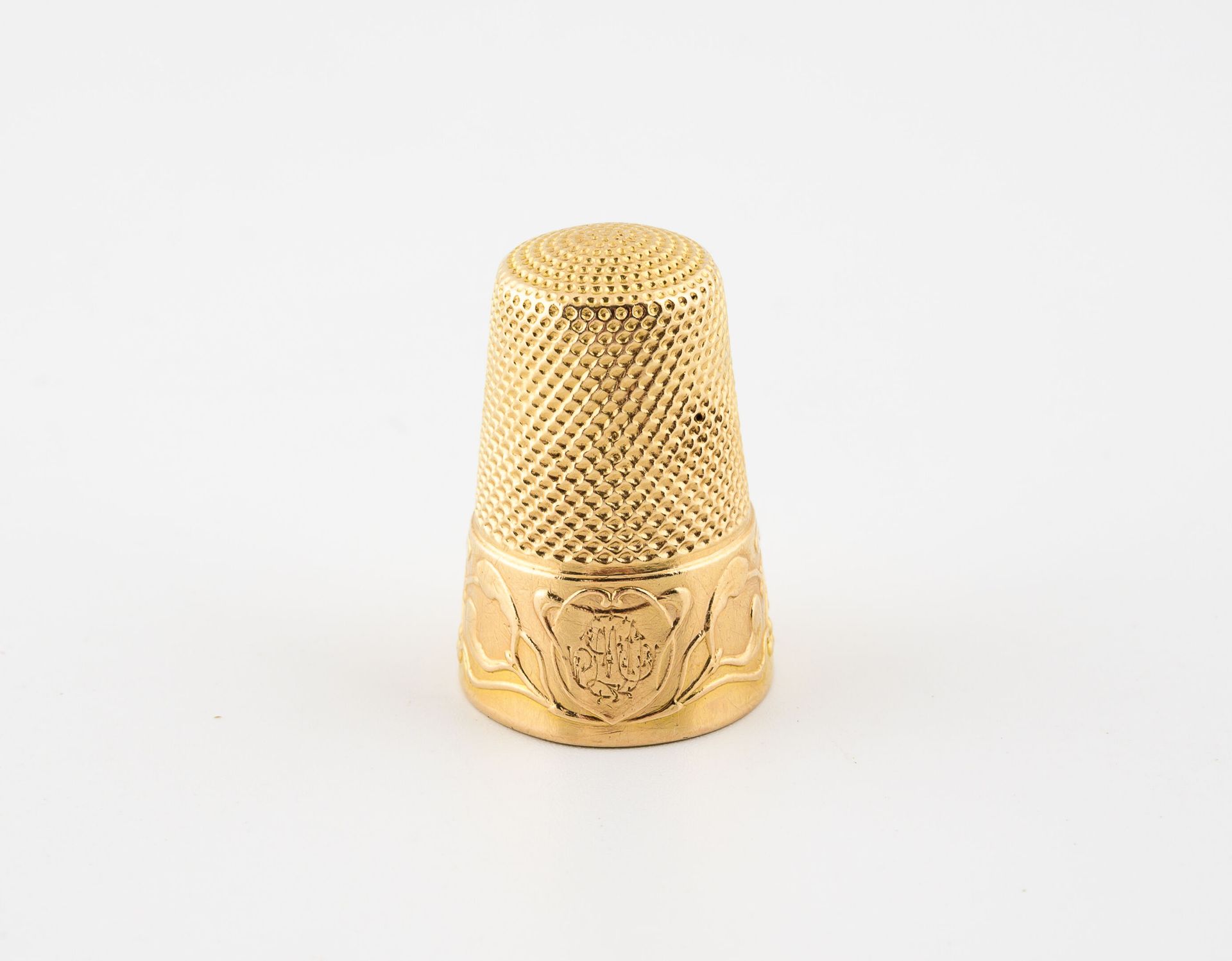 Null 
Thimble in yellow gold (750) AC decorated with a frieze of leaves and flow&hellip;