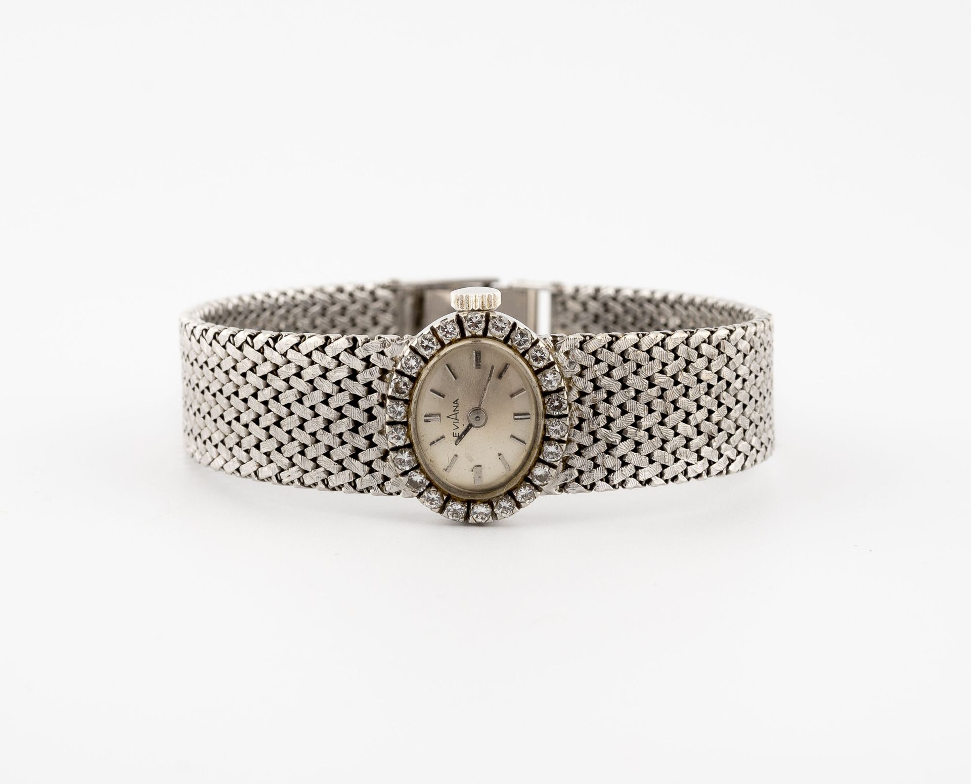 EVIANA Reloj de pulsera de señora en oro blanco (750).

Caja ovalada, engastada &hellip;