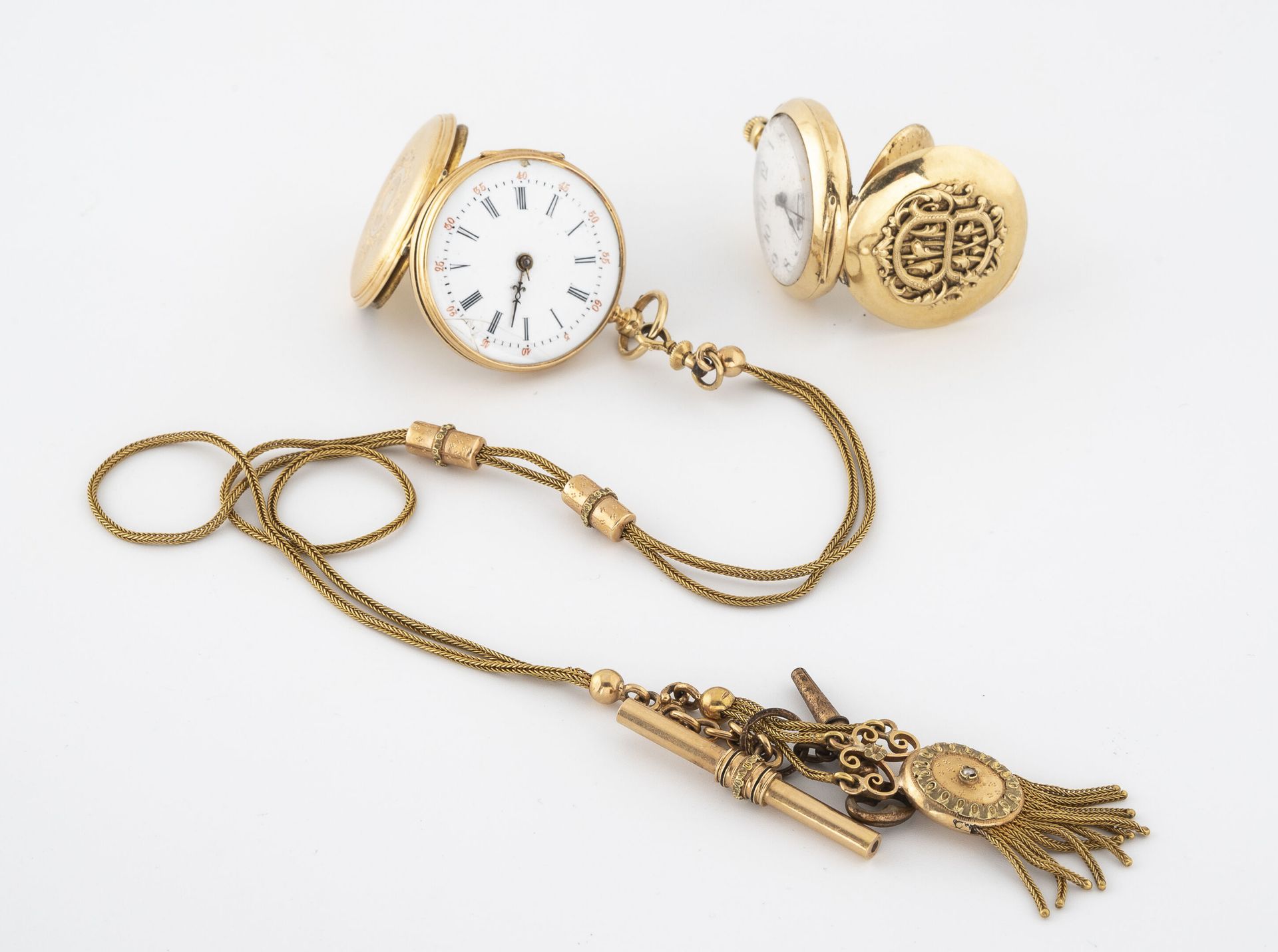Null Set di due orologi da collo in oro giallo (750). 

Con una catena in oro gi&hellip;