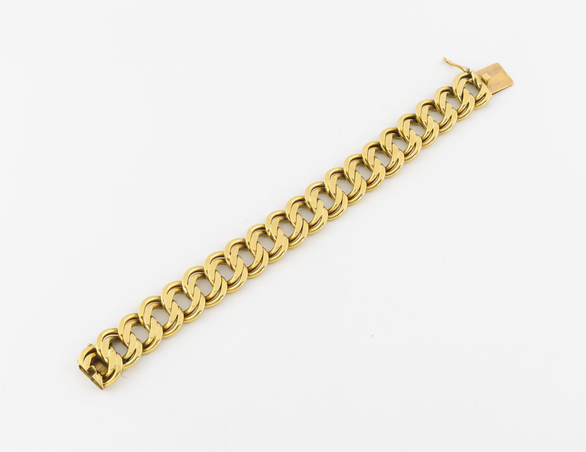 Null 黄金（750）铰链式手镯，带有扭曲的网状结构。

棘轮扣，有八个安全销。

重量：85.3克。- 长度：19厘米。

刮伤。