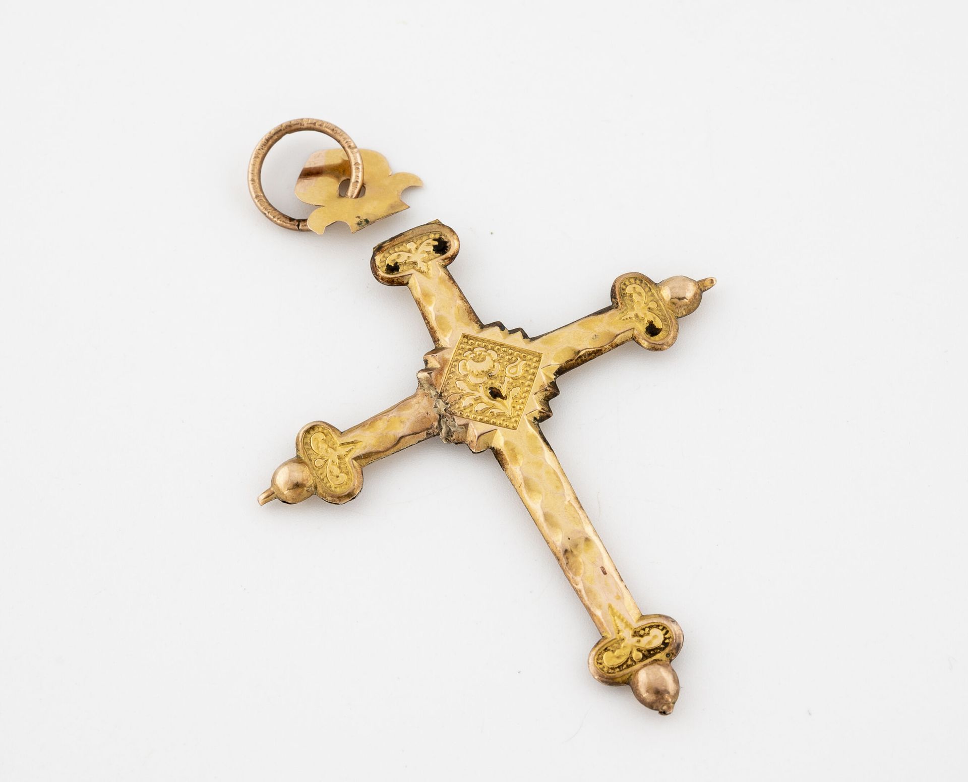 Null Pendentif croix en or jaune (750) martelé.

Poids : 2.5 g. - H. : 7 cm. 

C&hellip;