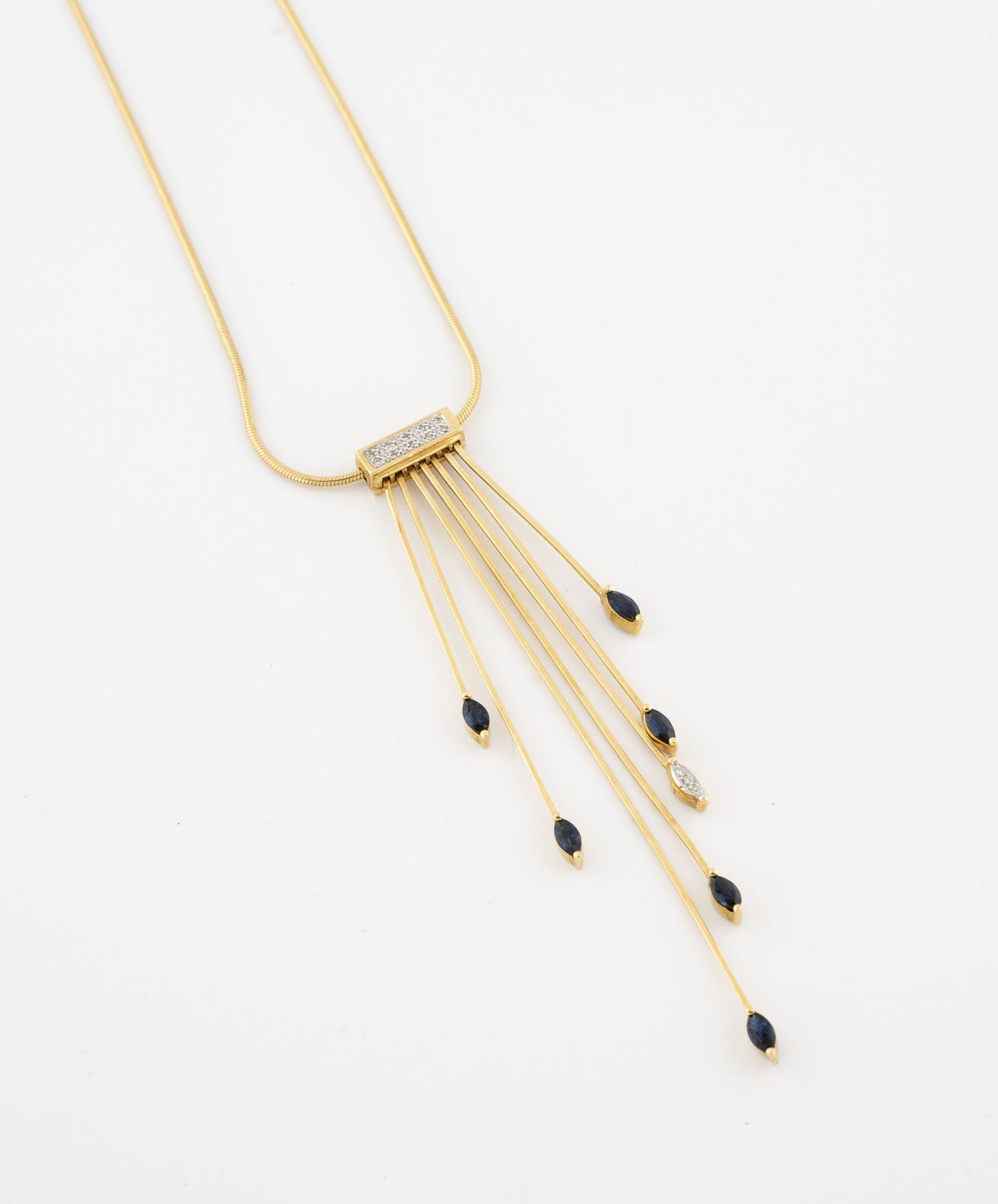 Null 黄金（750）现代主义项链，蛇形网眼，领口装饰有七条射线，上面点缀着脐带蓝宝石和小钻石，采用纹路和爪子镶嵌。

扣子。

毛重：12.3克。- 长度：&hellip;