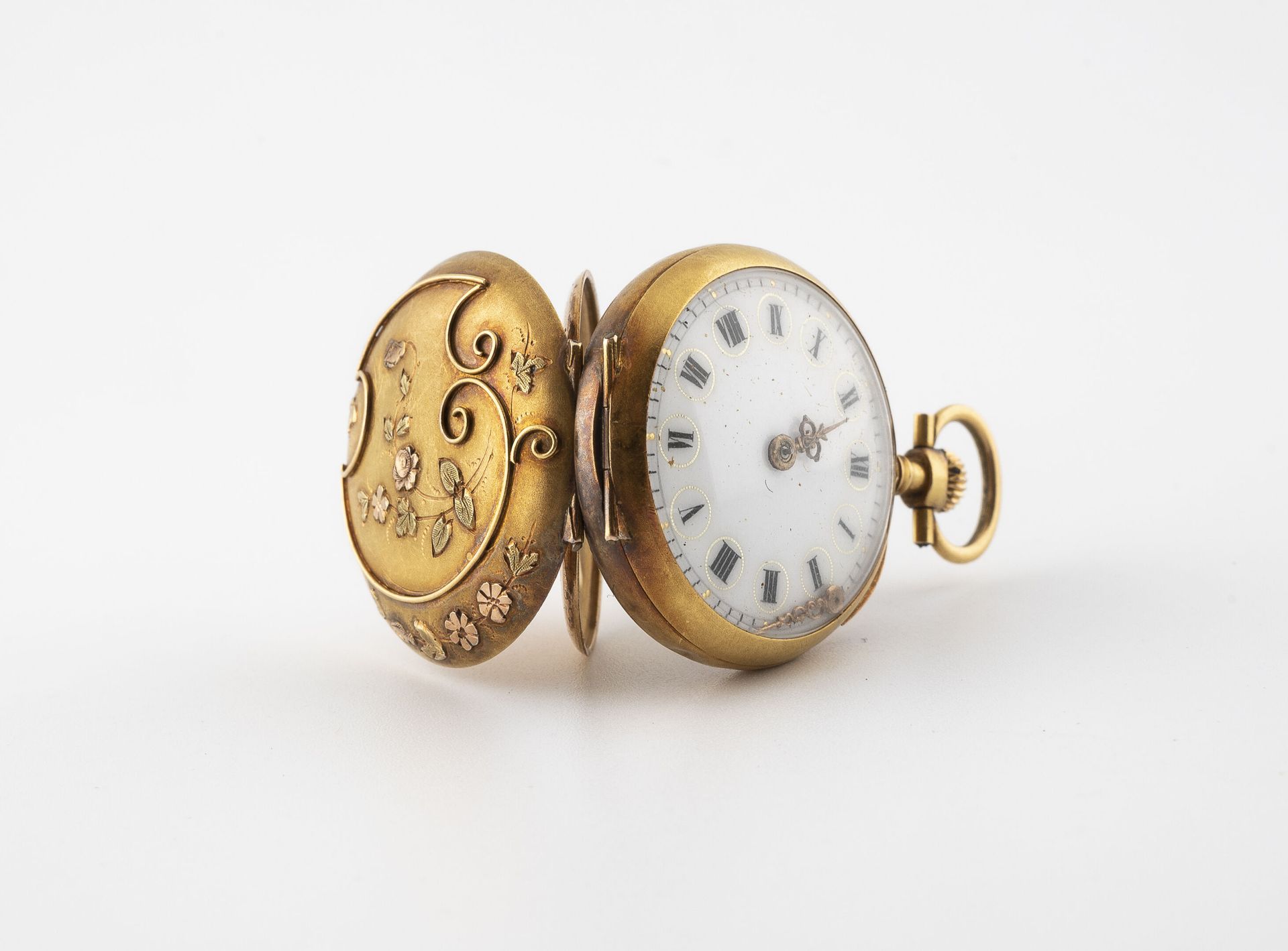 Null Reloj de cuello de oro amarillo (750).

Contraportada decorada con ramas fl&hellip;