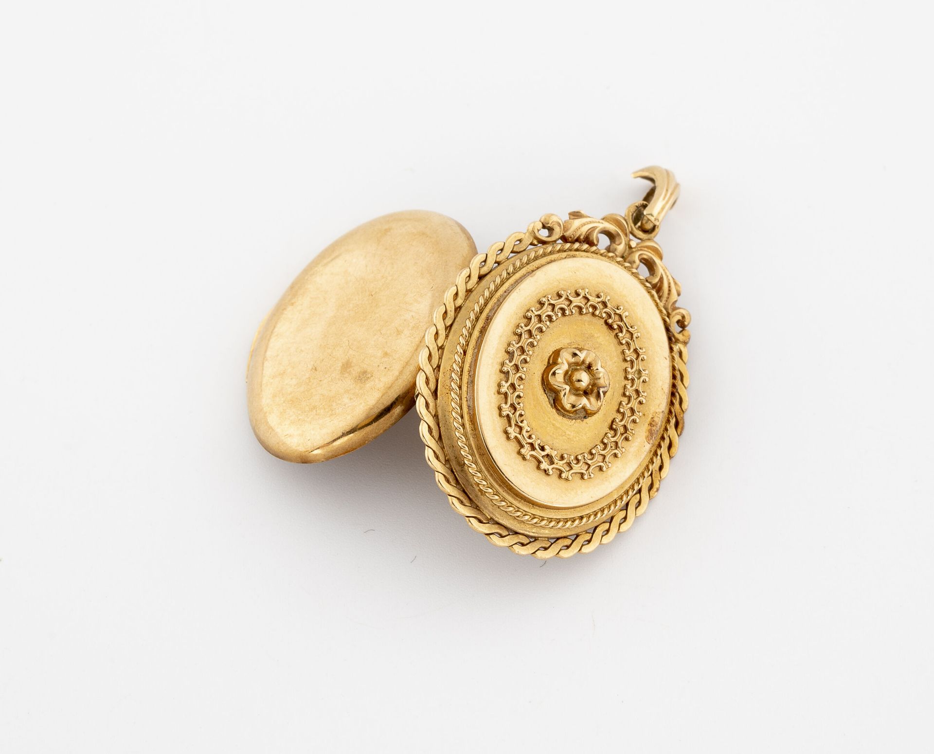 Null Yellow gold (750) oval photo pendant with foliage and flowers. 

Weight : 1&hellip;