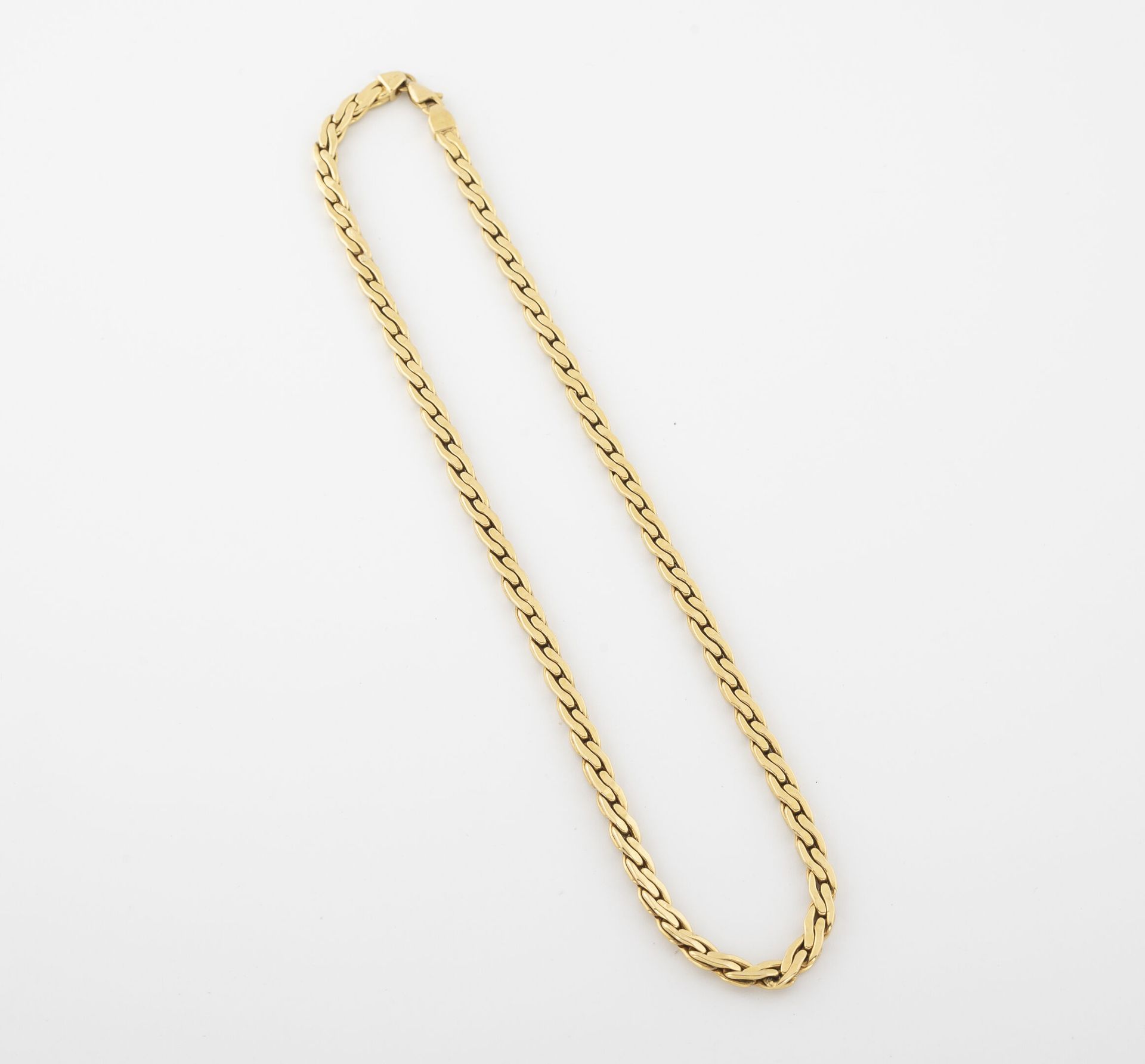 Null 黄K金（750）项链，有扁平的卷边链节。

钩扣。

重量：17,4 g。- 长度：39厘米。

因使用而产生的划痕。