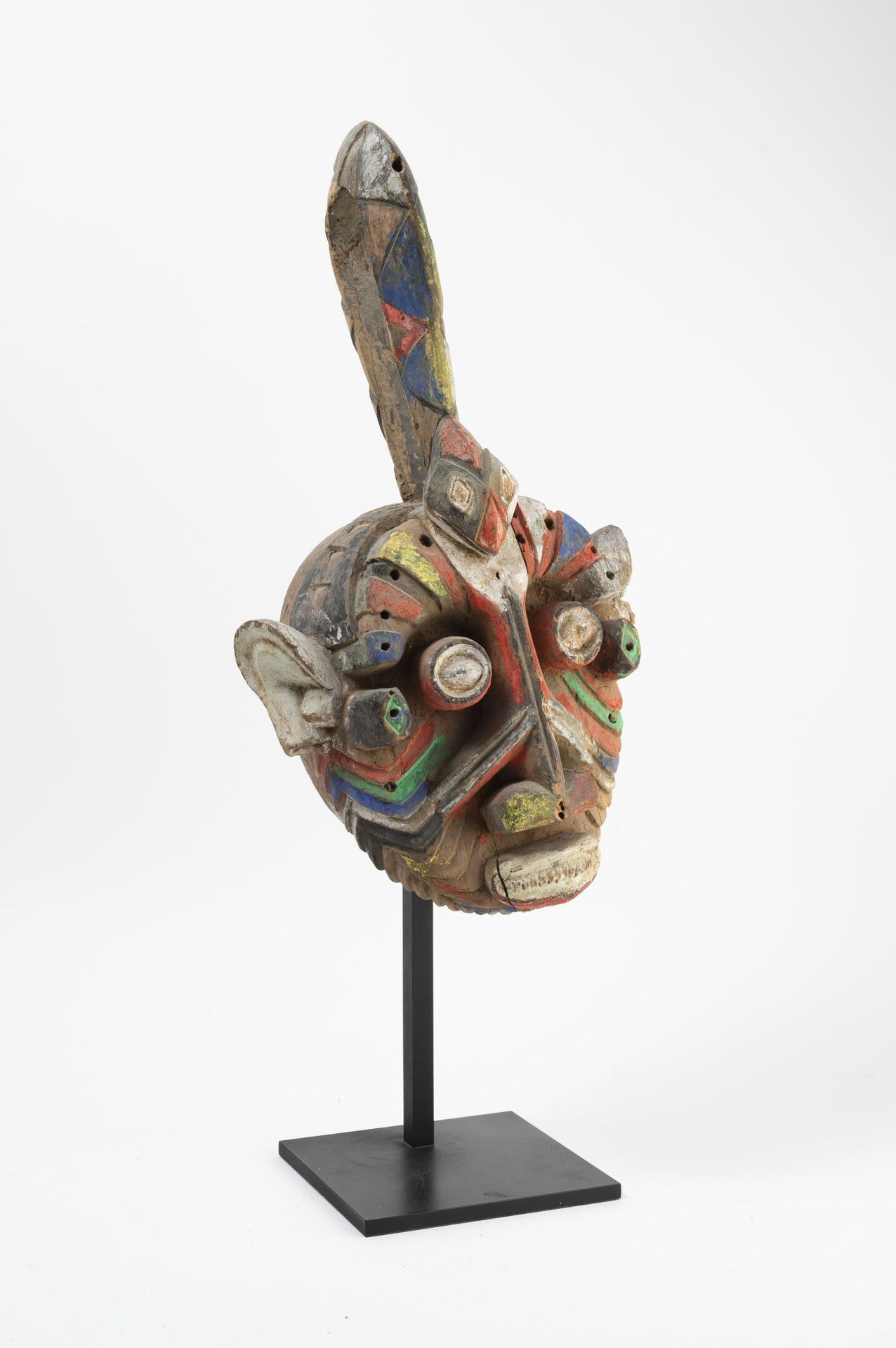 NIGÉRIA, IBIBIO Masque en bois sculpté et patiné à décor d'un serpent sur le fro&hellip;