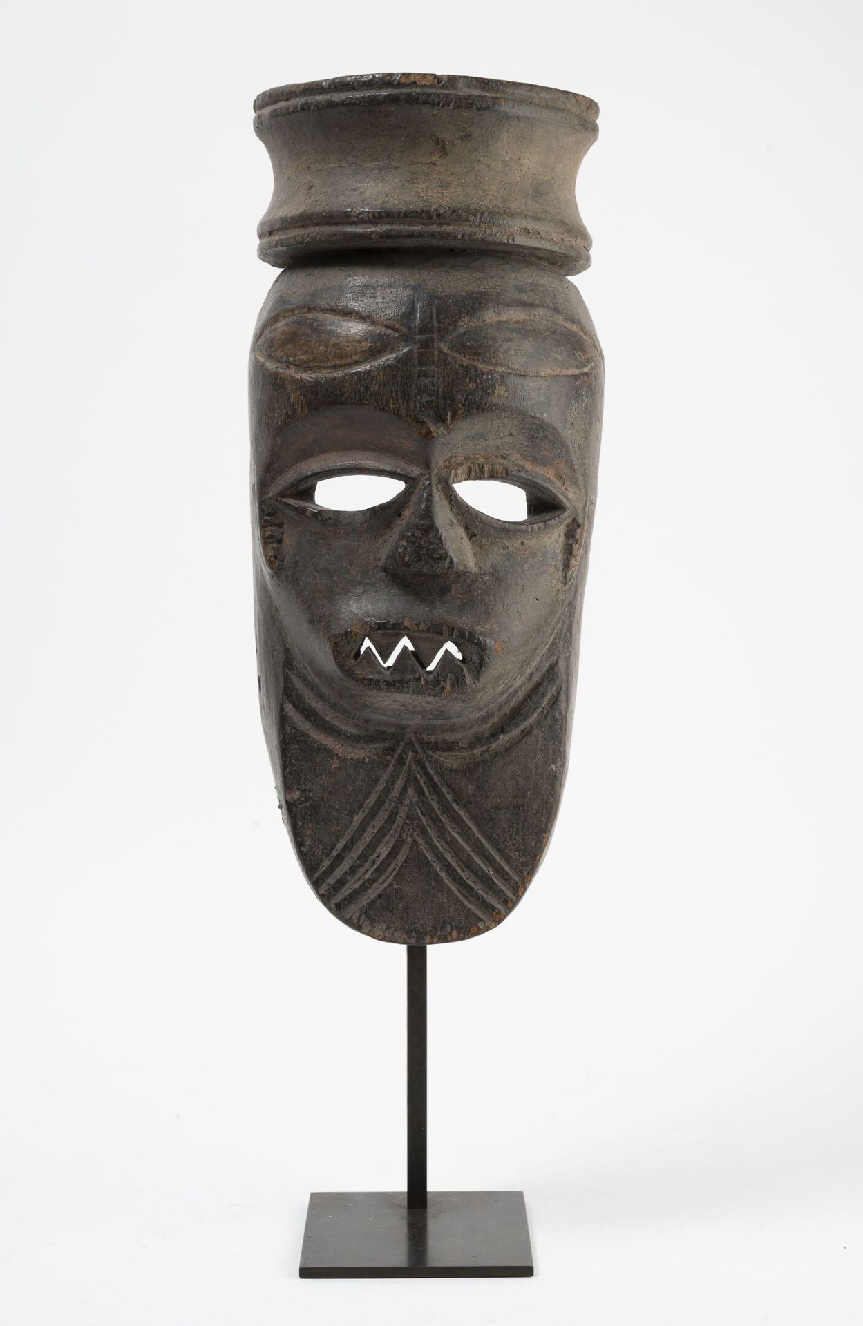 CÔTE D'IVOIRE 雕刻和抛光的木制面具。

基地。

H.31厘米。

总高度：43.5厘米。

小的擦伤和裂缝。
