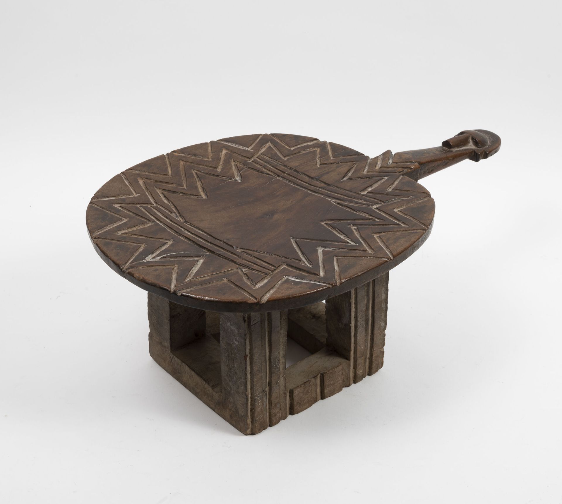 MALI, Bozo Sgabello in legno biondo intagliato e patinato.

22 x 56 x 32 cm.

Pi&hellip;