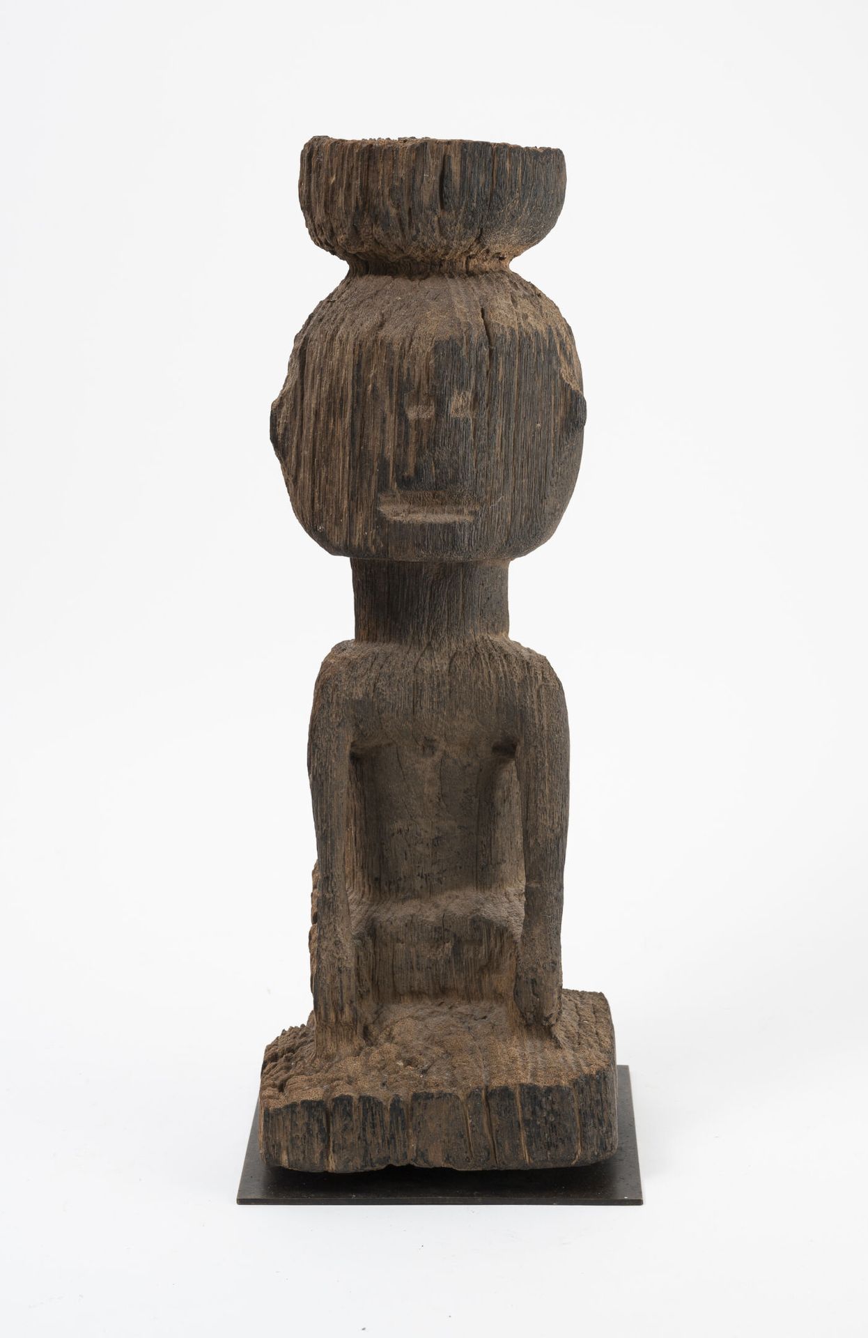 AFRIQUE Statuette d'ancêtre en bois sculpté et très érodé.

H. : 42 cm.

Socle.
&hellip;