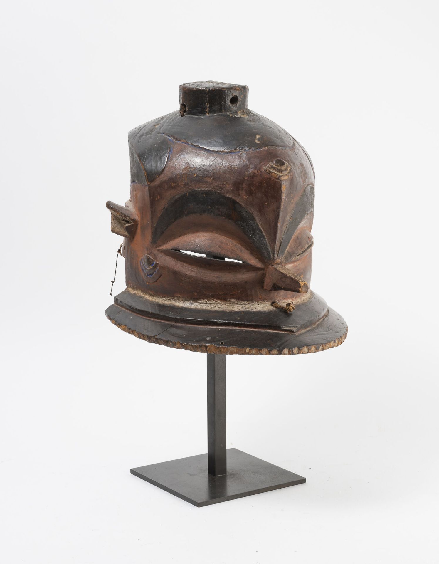 Congo, Pende 雕刻和抛光的木制头盔面具。

H.高27厘米。

总高度：46厘米。

基地。

磨损、裂纹和小块缺失。