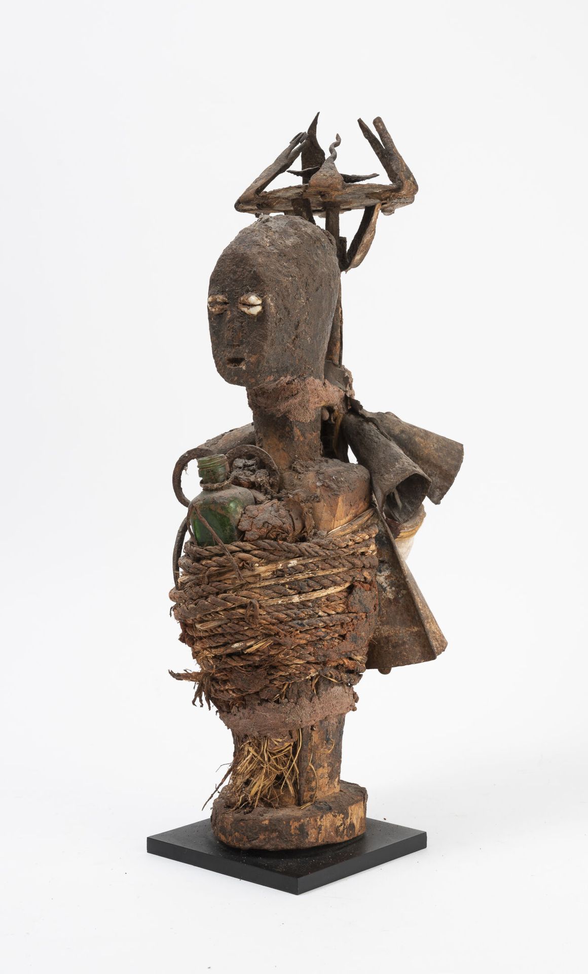 NIGÉRIA, YORUBA Statuette en bois à patine crouteuse, métal et bouteille sur le &hellip;