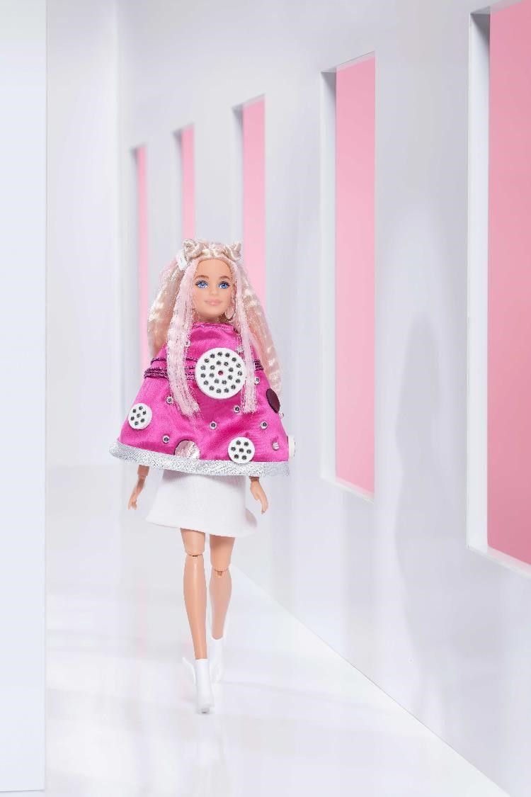 L'Avant-gardiste par Alicia FERRET Le look de la poupée s'inspire des années 196&hellip;