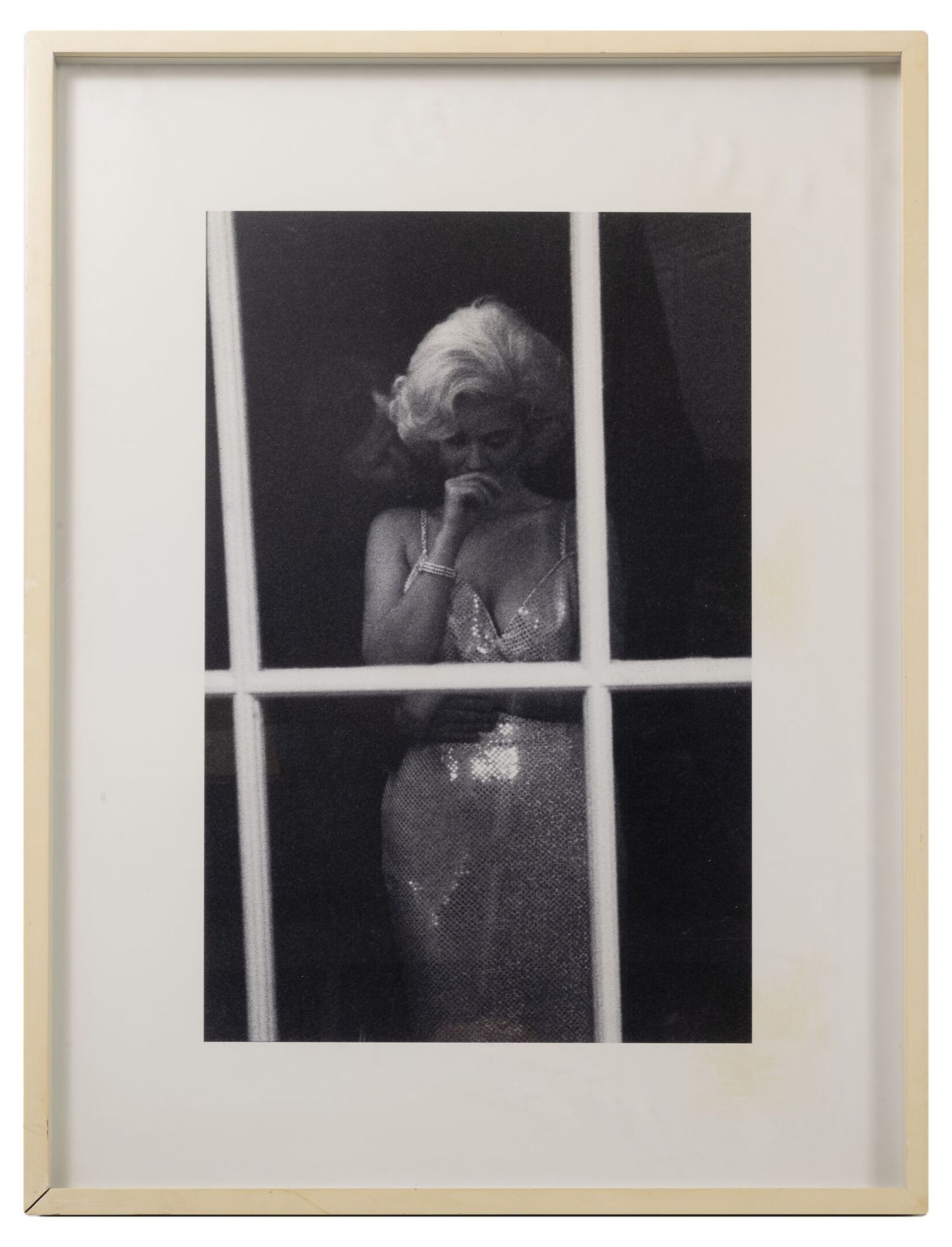Alison JACKSON (1970) Marilyn Looking through the Window, 2005.

纸上摄影印刷品。

背面有签名&hellip;