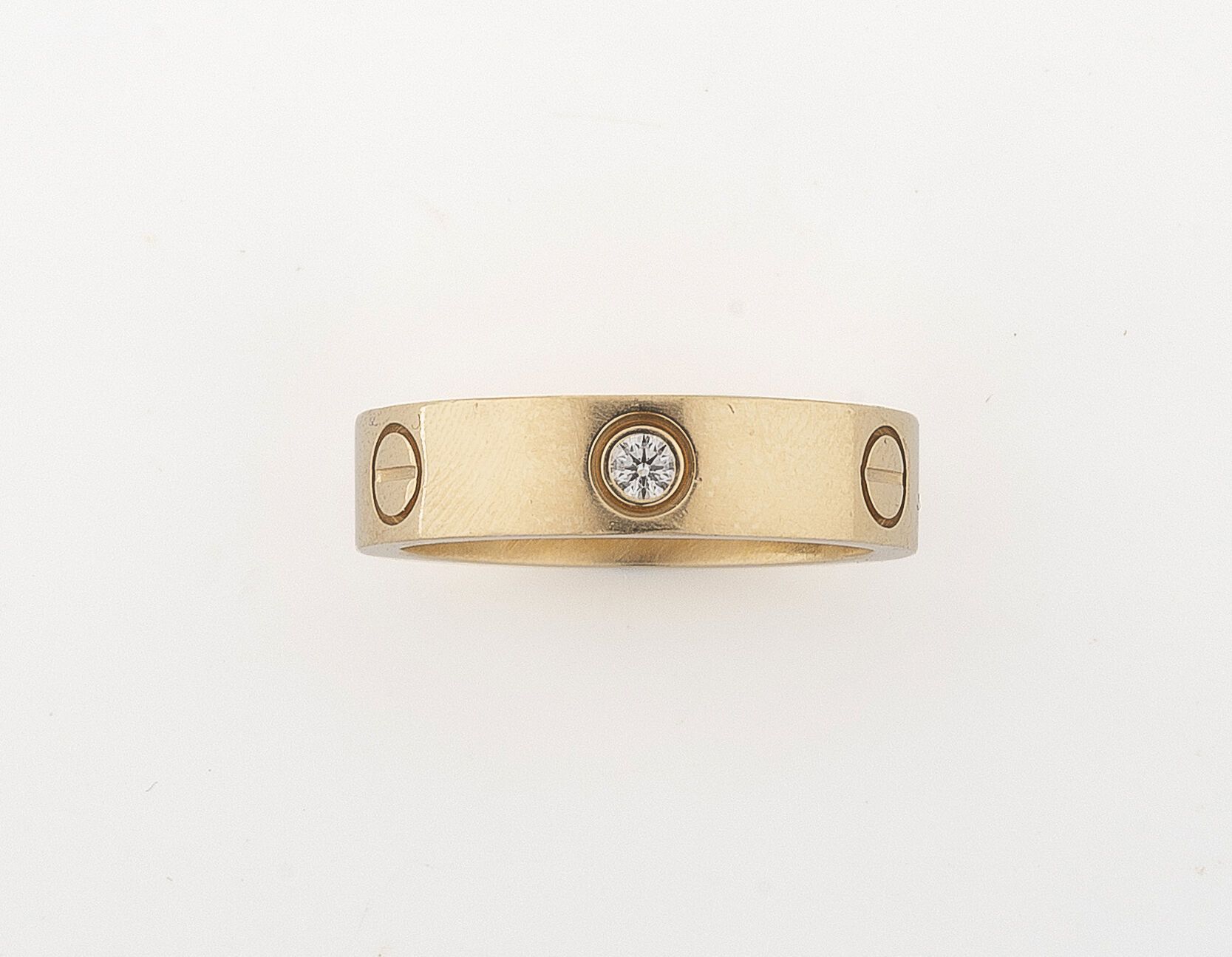CARTIER "Love" 一枚黄金（750）戒指，螺丝设计和三颗钻石交替镶嵌。

有签名和编号的CK6577。

毛重：10.1克。- 手指大小：60。

&hellip;