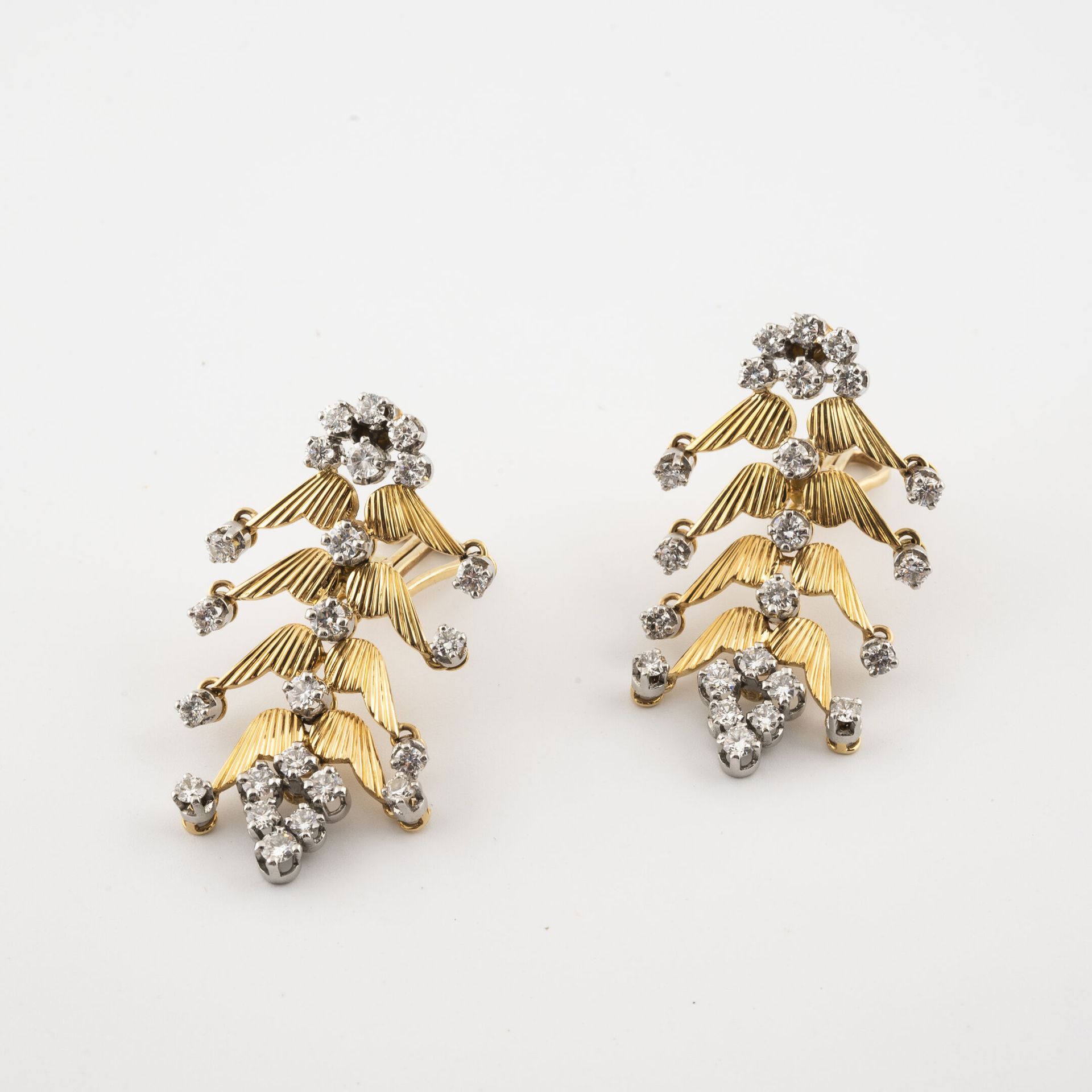 Null Paire de pendants d'oreilles en or jaune (750) à quatre paires d'ailes ponc&hellip;