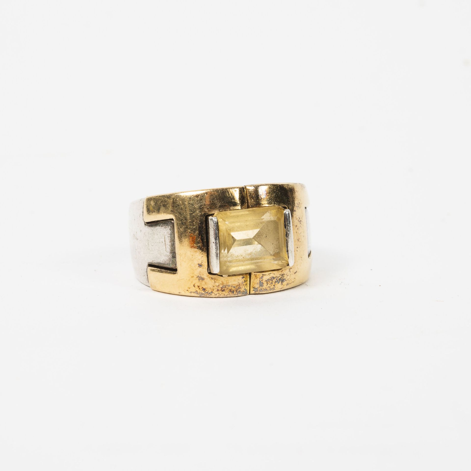 HERMES 银质（800年以下）和黄金（750年）标志戒指，以爪形切割的长方形黄水晶为中心。

它与它的箱子一起。

毛重：18克。- 手指大小：53。

因&hellip;