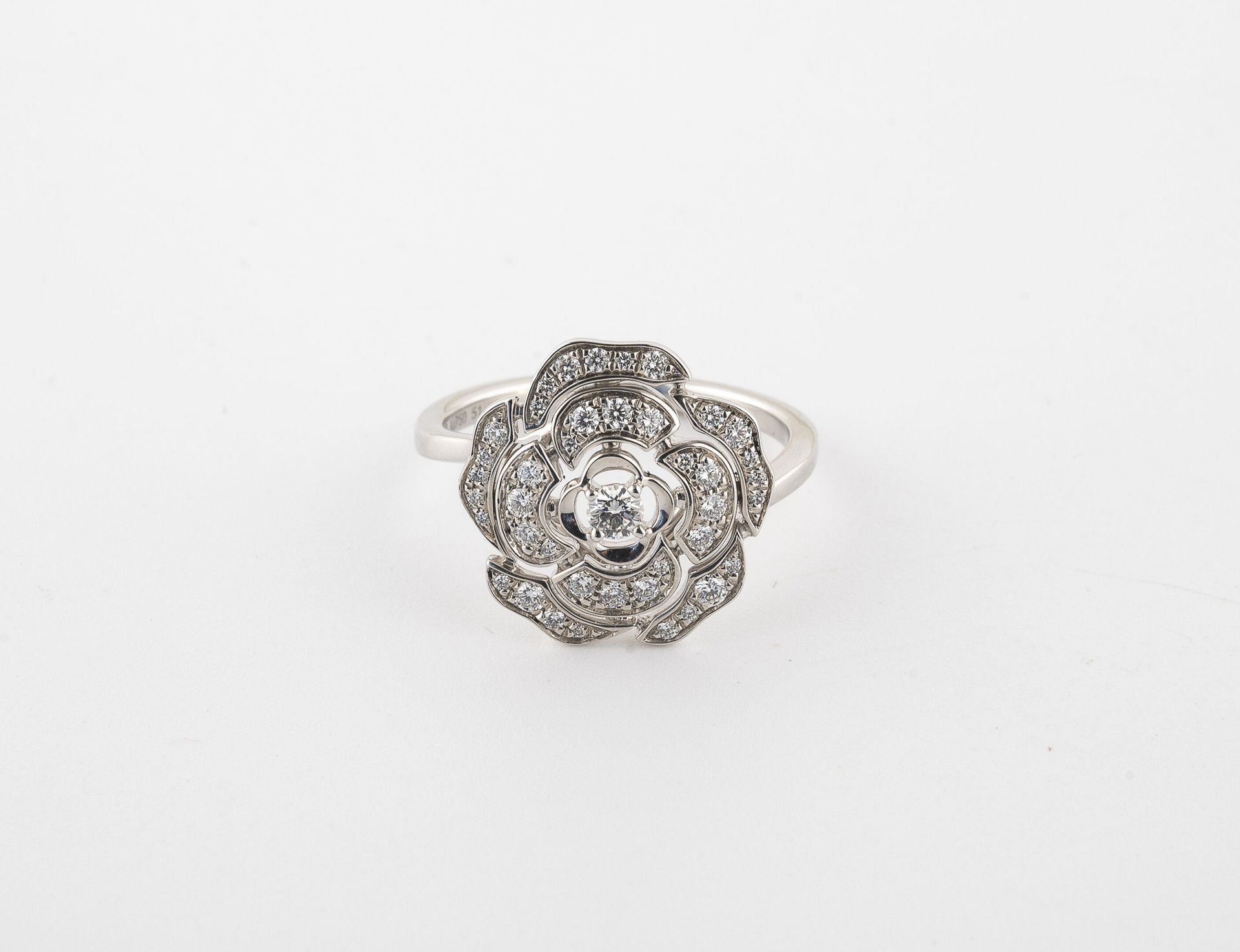 CHANEL White gold (750) flower ring set with brilliant-cut diamonds in claw and &hellip;