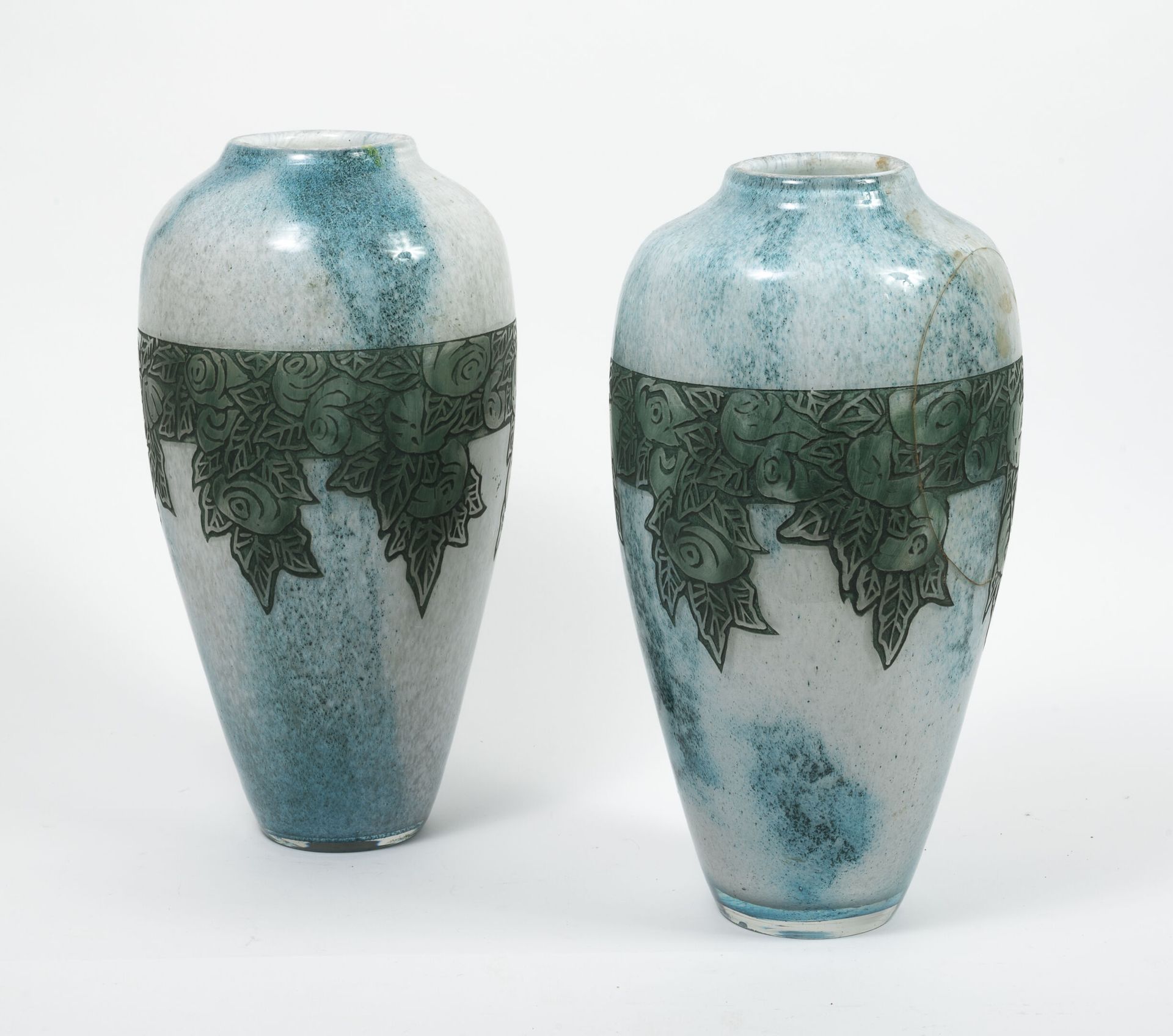Etablissements LEGRAS 一对肩部膨胀的圆锥形花瓶，约1930年。

白色和蓝色大理石花纹的玻璃，浮雕的玫瑰花纹装饰。

签名。

H.35厘&hellip;