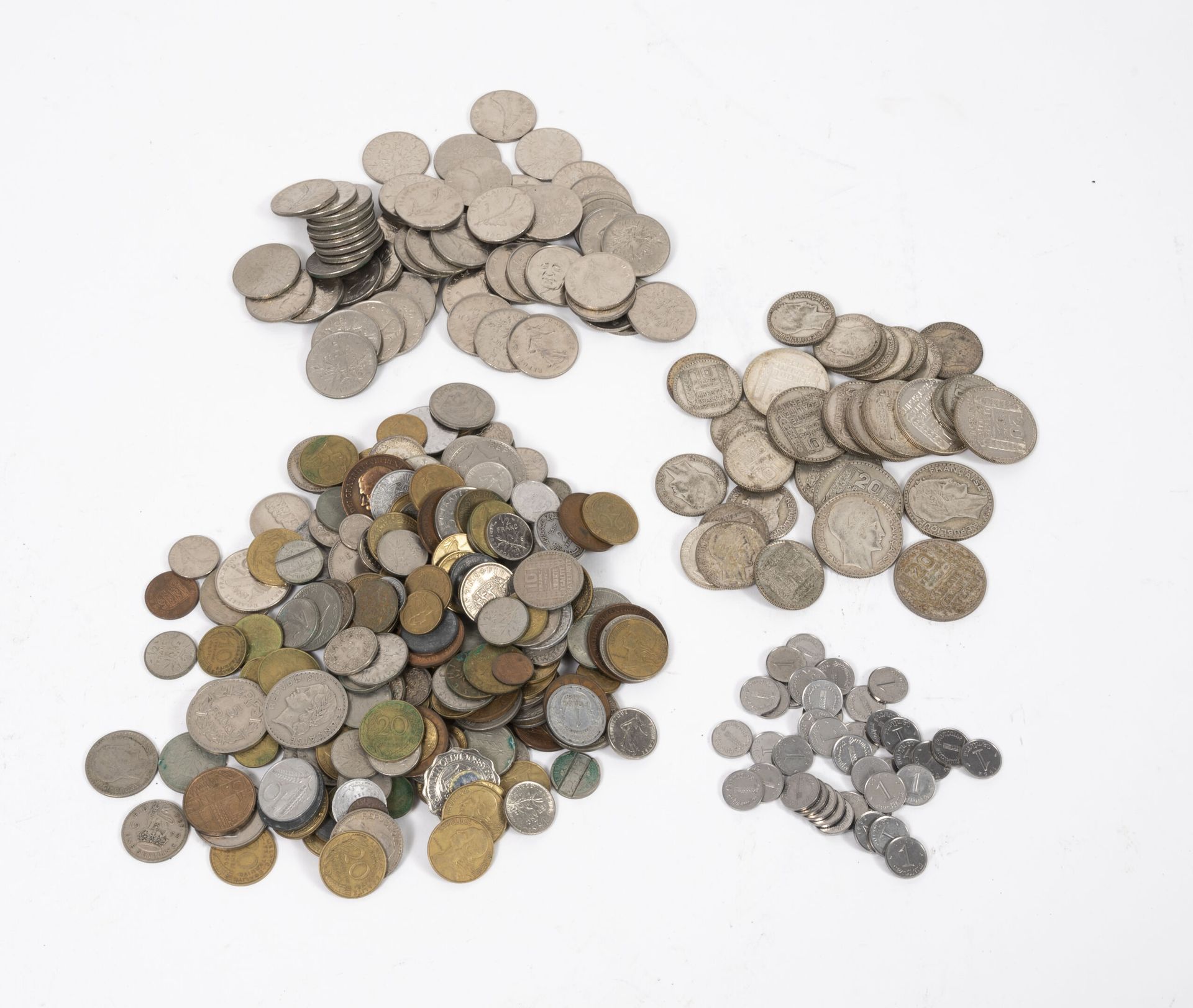 Null 一批各种金属硬币，包括10法郎、5法郎、1分钱、1分钱...。

各种状态，划痕。