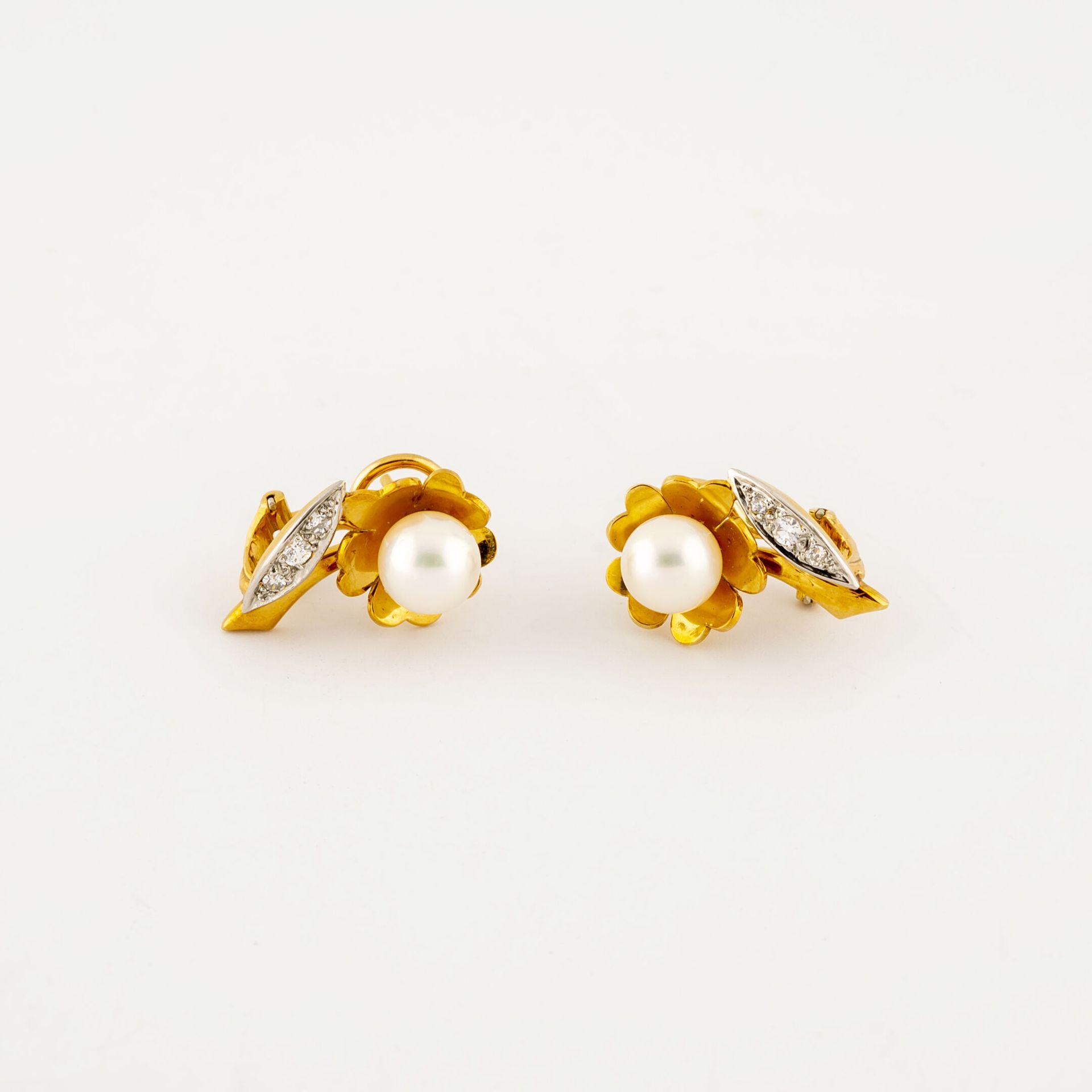 Null Pair of yellow gold (750) and platinum (850) dormeuses set with a white cul&hellip;